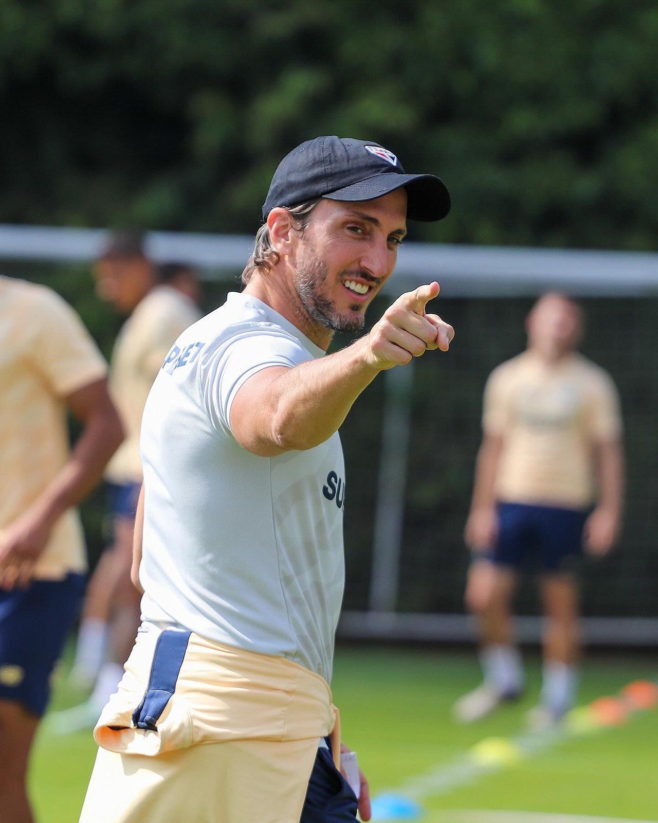 Zubeldía age nos bastidores do São Paulo e tenta segurar lateral: 'Gosto muito'