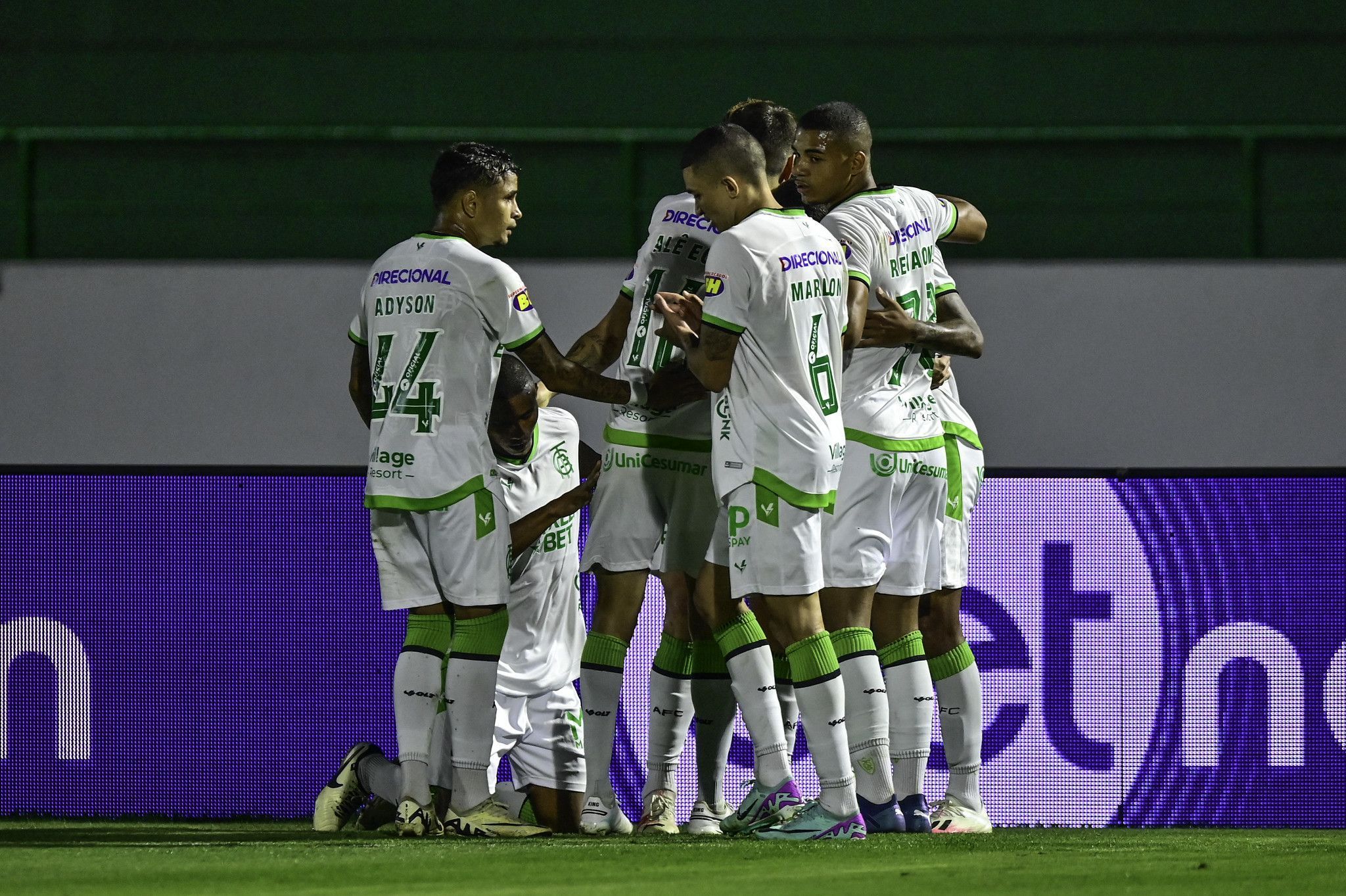 América vira sobre o Guarani, segue invicto e entra no G4 da Série B