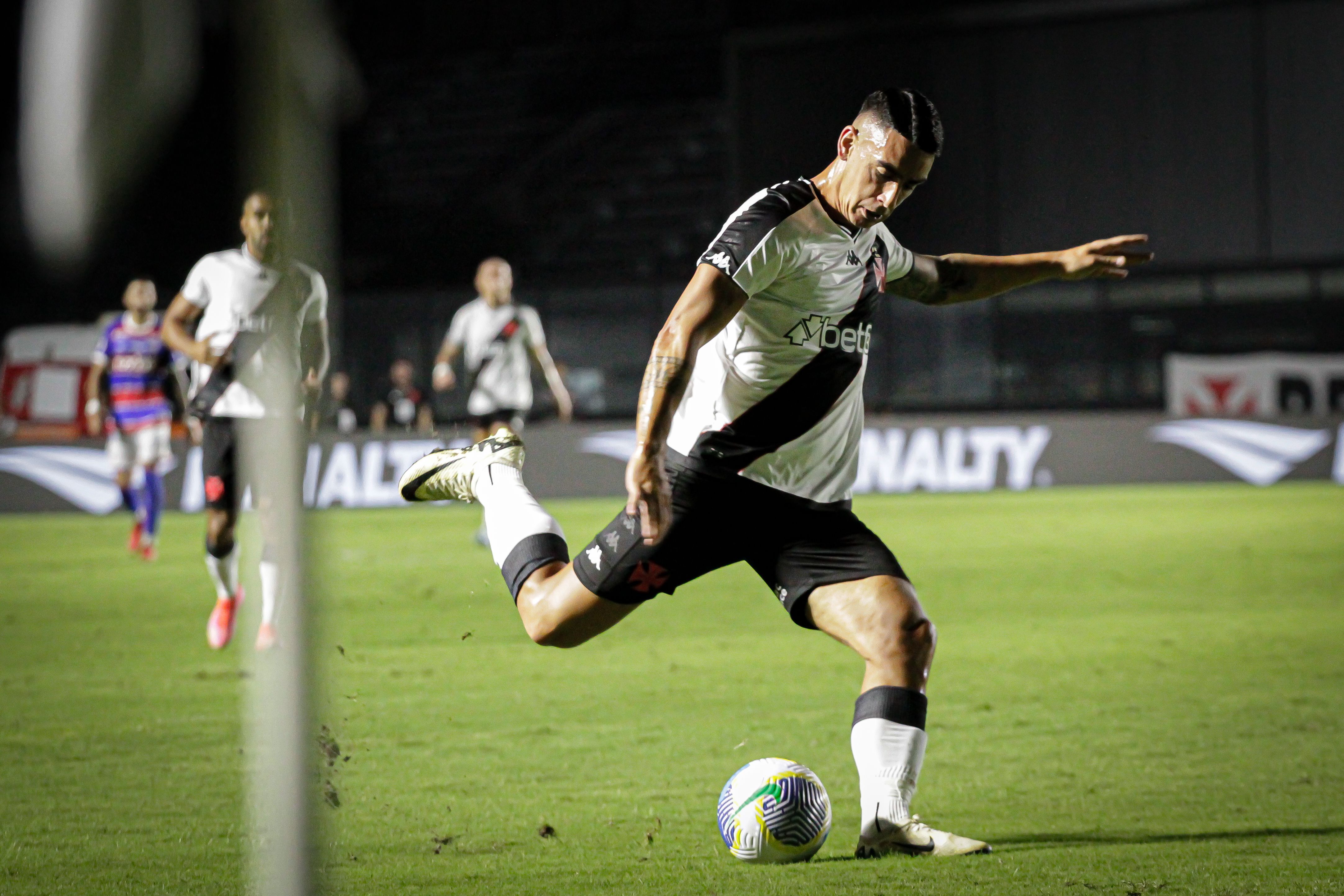 Vasco não quita dívidas e sofre Transfer Ban da Fifa; clube não se preocupa