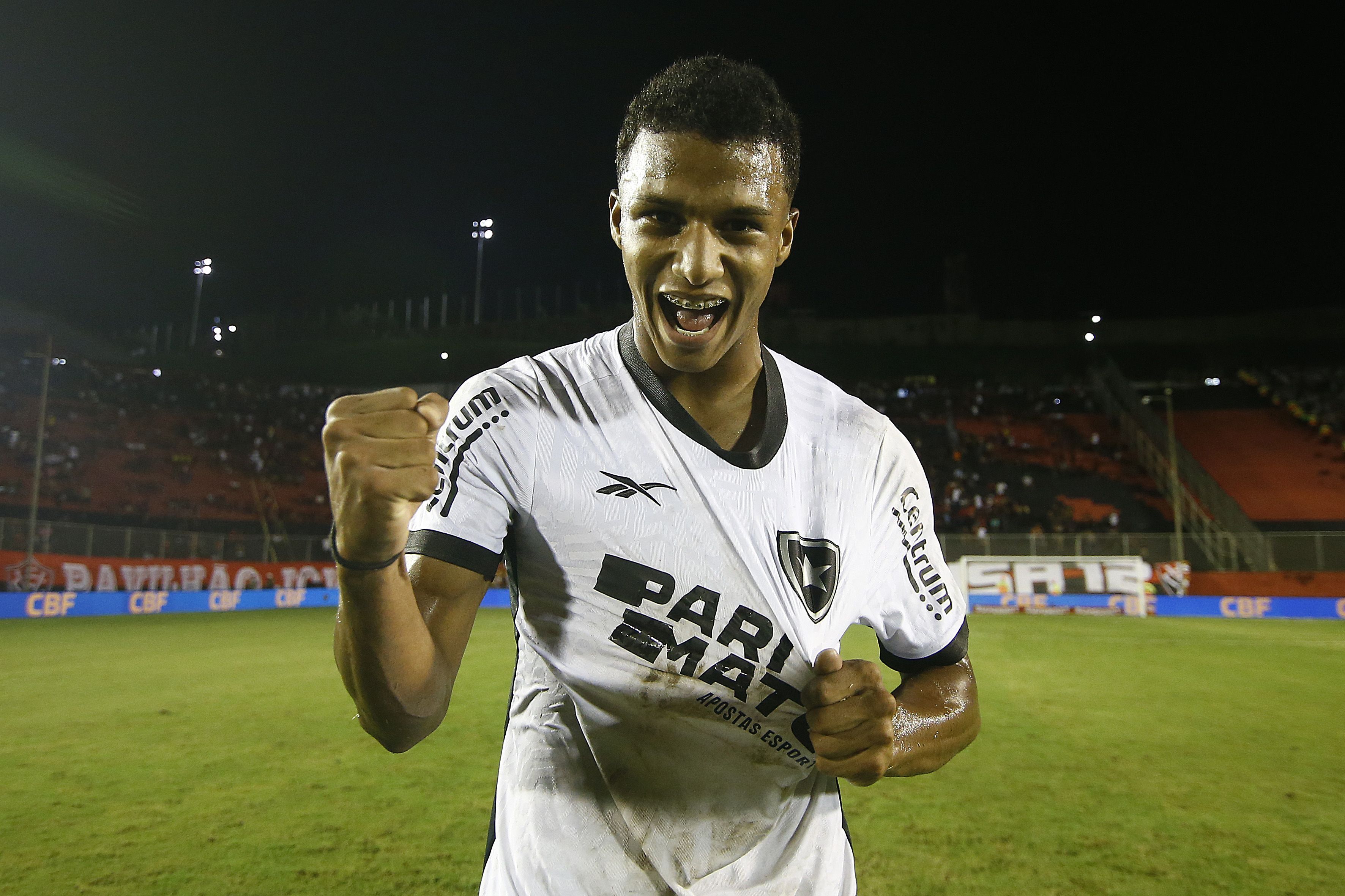 Jovem da base do Botafogo vibra com chance e revela que quase abandonou o futebol