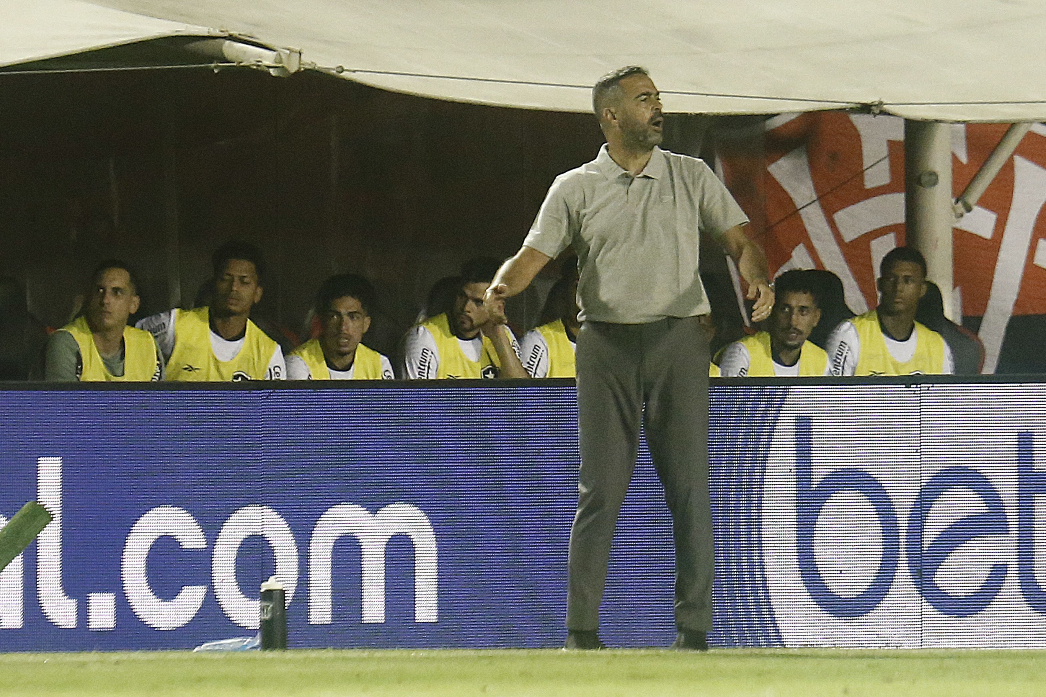 Técnico do Botafogo não define prazo para volta dos afastados por indisciplina