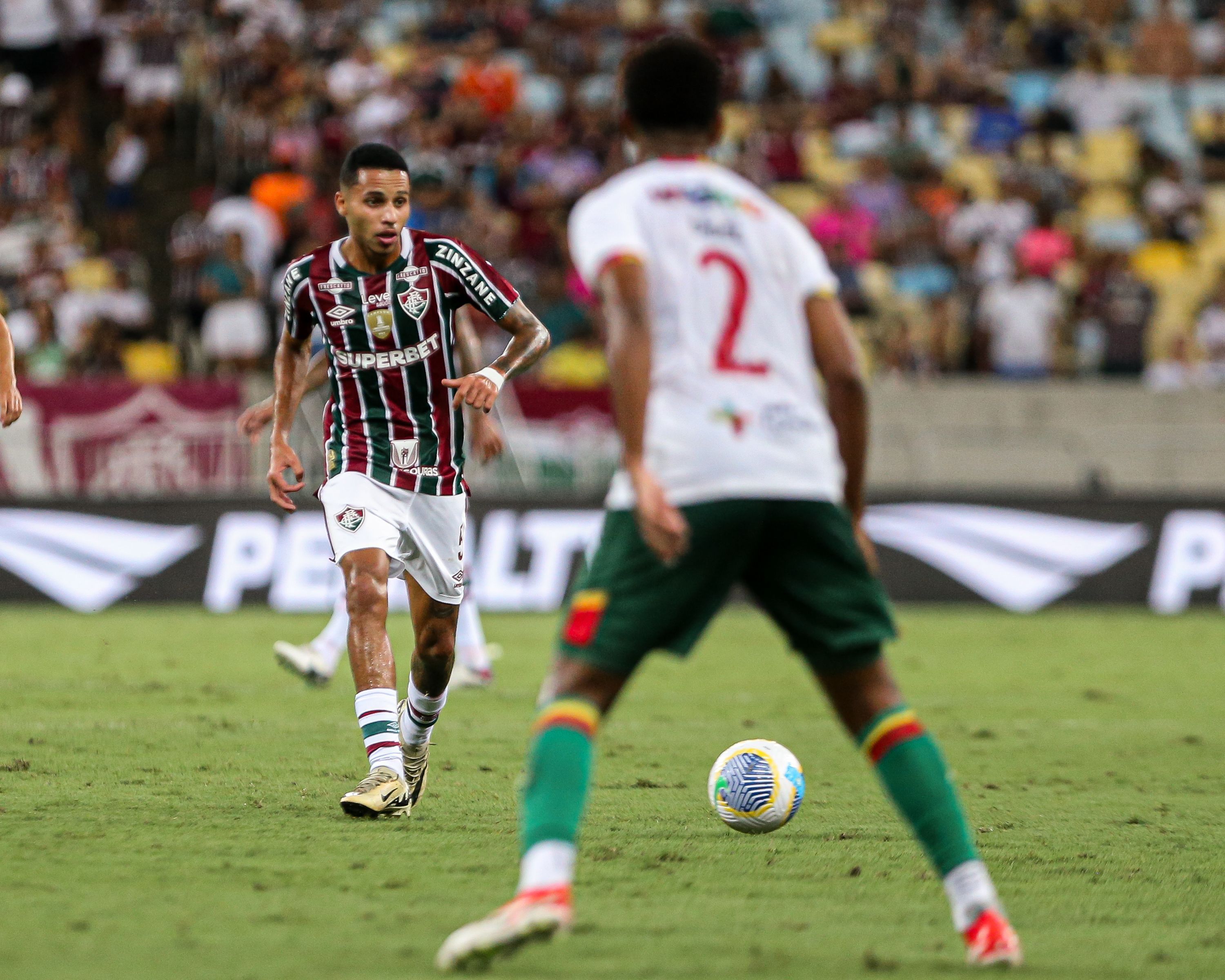 Após afastamento, Alexsander começa a ganhar mais minutos e elogios no Fluminense