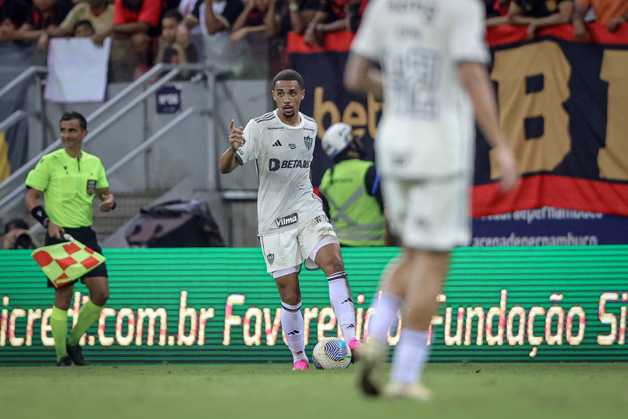 Pai, bom filho e cria da Seleção: conheça Rômulo, zagueiro 'da vez' no Atlético