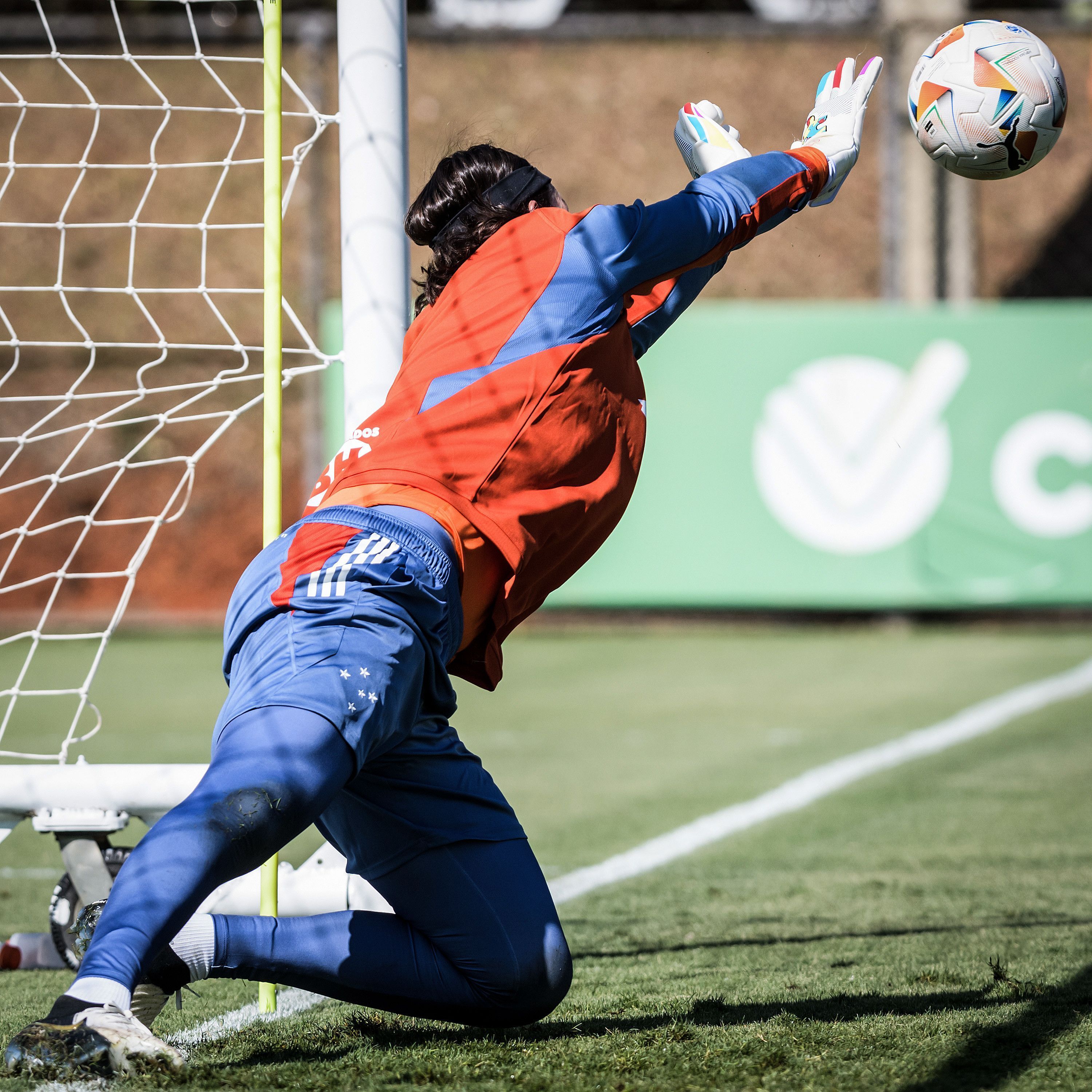 Vídeo mostra grandes defesas de Cássio em primeiro treino no Cruzeiro