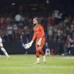 Após falha, goleiro do São Paulo faz desabafo e recebe apoio do elenco