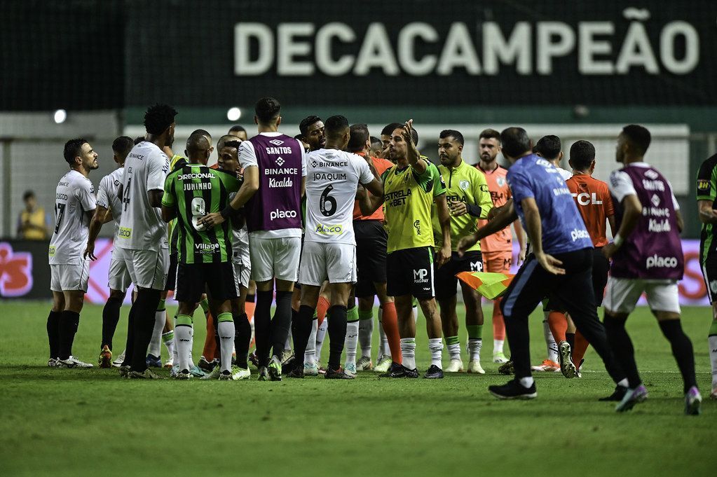Juninho responde se faltou 'fair play' ao América em lance de gol contra o Santos