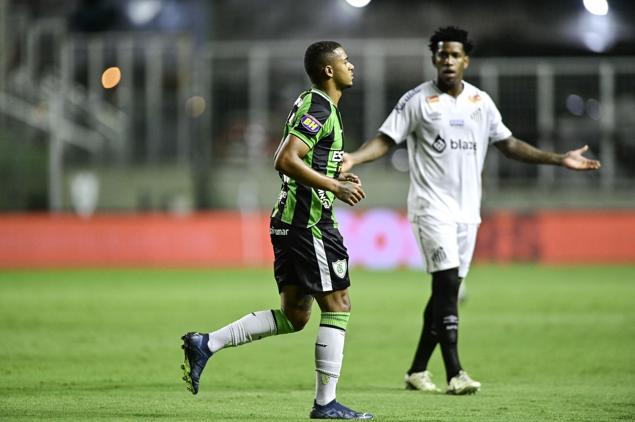 América vence o Santos com gol polêmico e cola na liderança da Série B