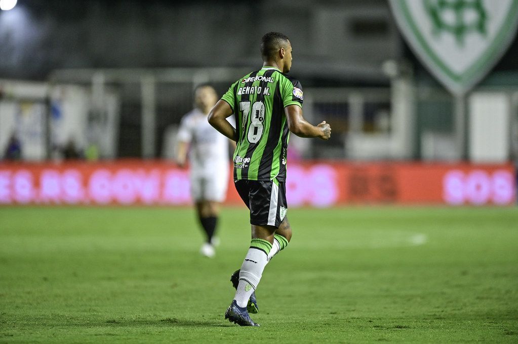 Autor de gol polêmico, Renato Marques evita entrevistas após vitória do América