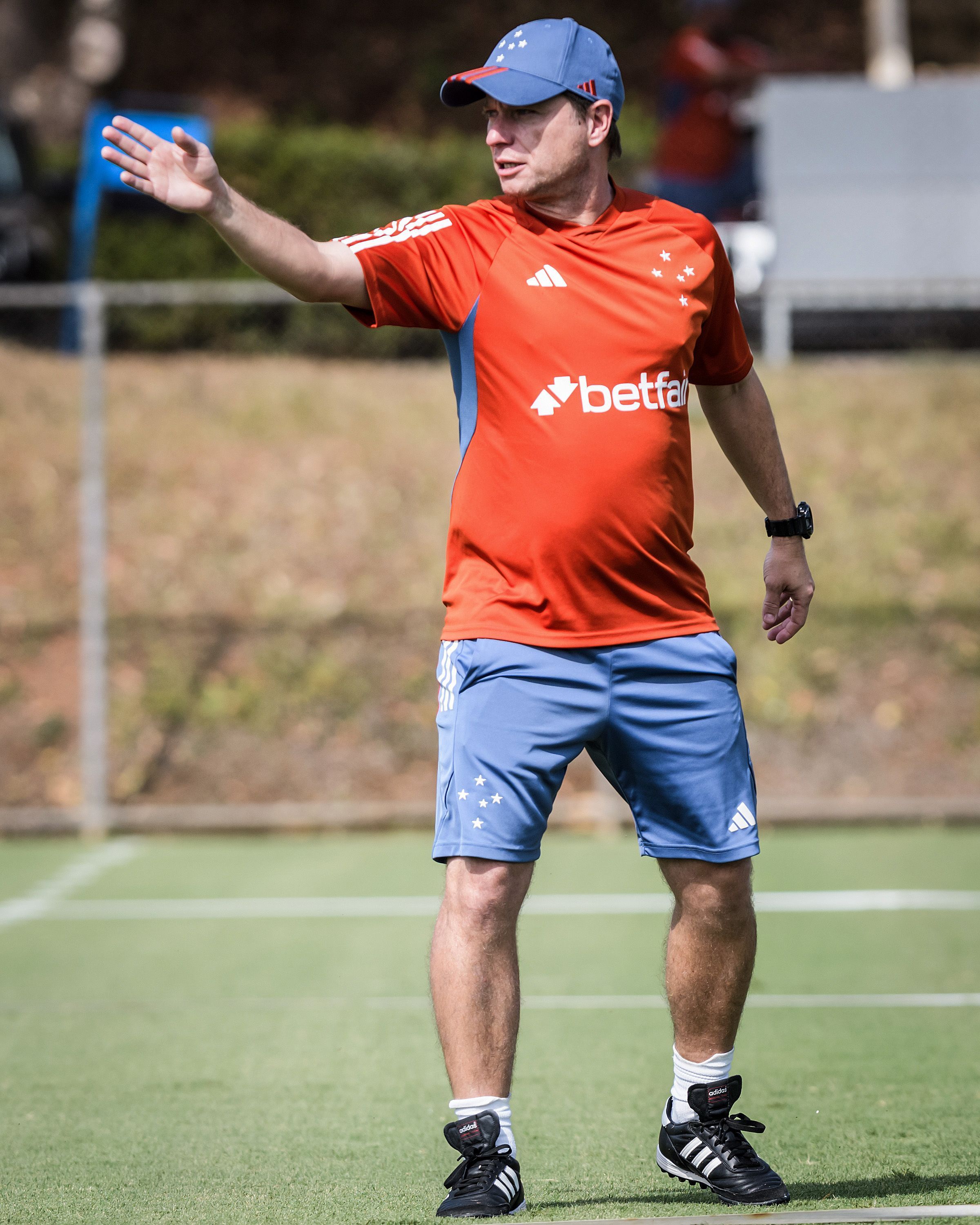 Com jovem da base, Seabra divulga relacionados do Cruzeiro para enfrentar São Paulo