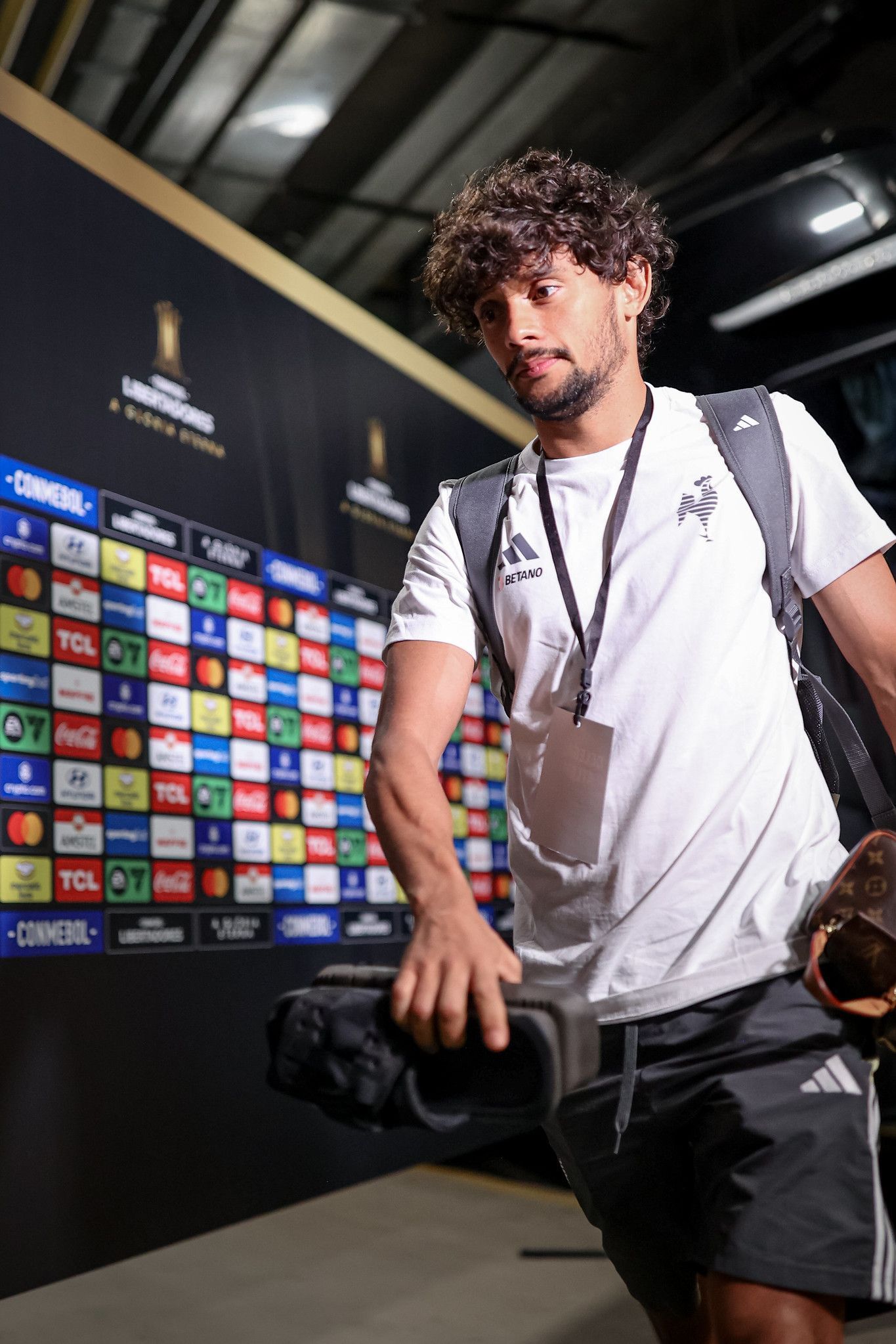 Scarpa projeta duelo na Libertadores e ‘brinca’ com boa fase do Fluminense