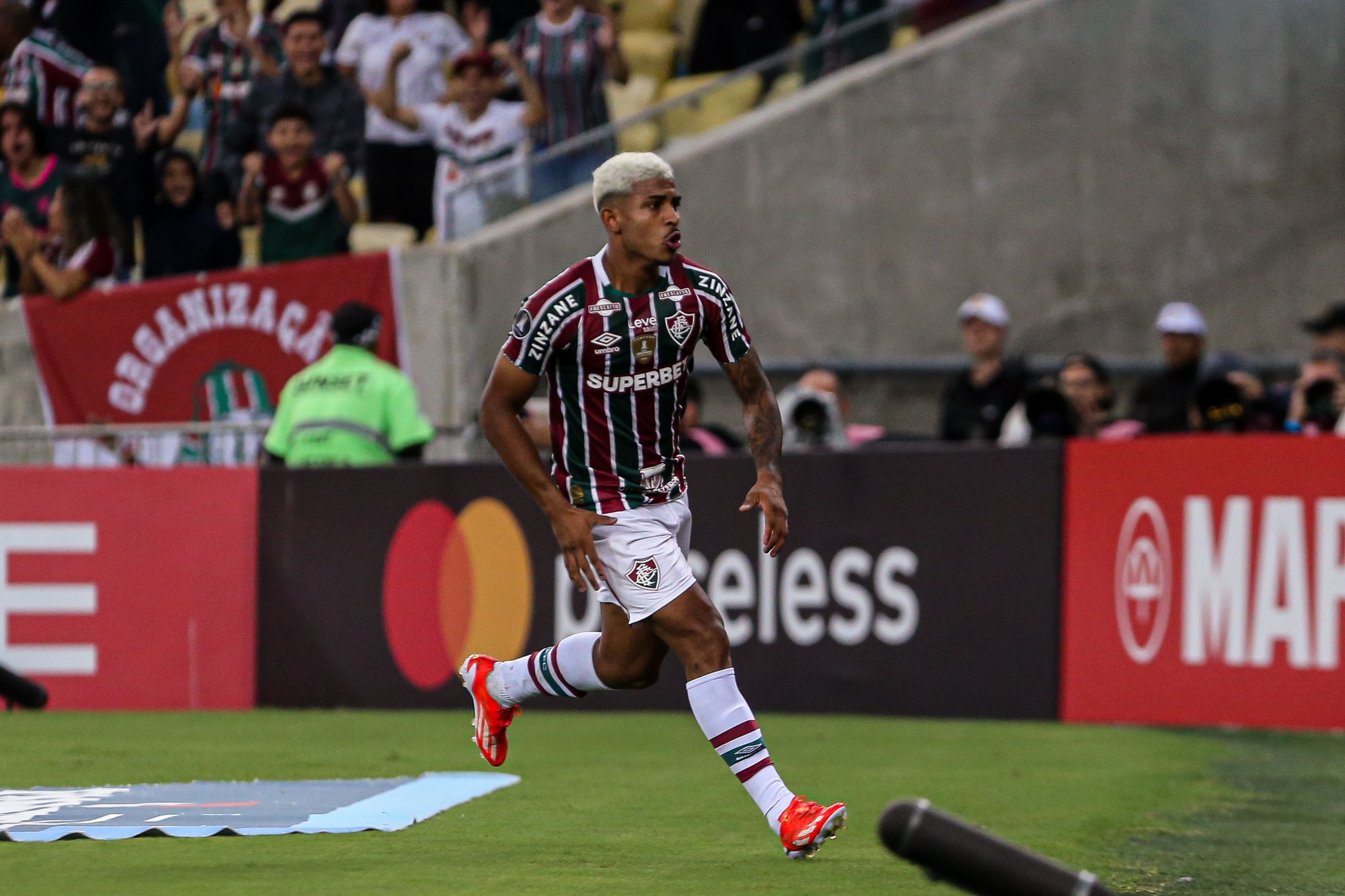 Herói da vitória do Fluminense, John Kennedy é exaltado por Fernando Diniz