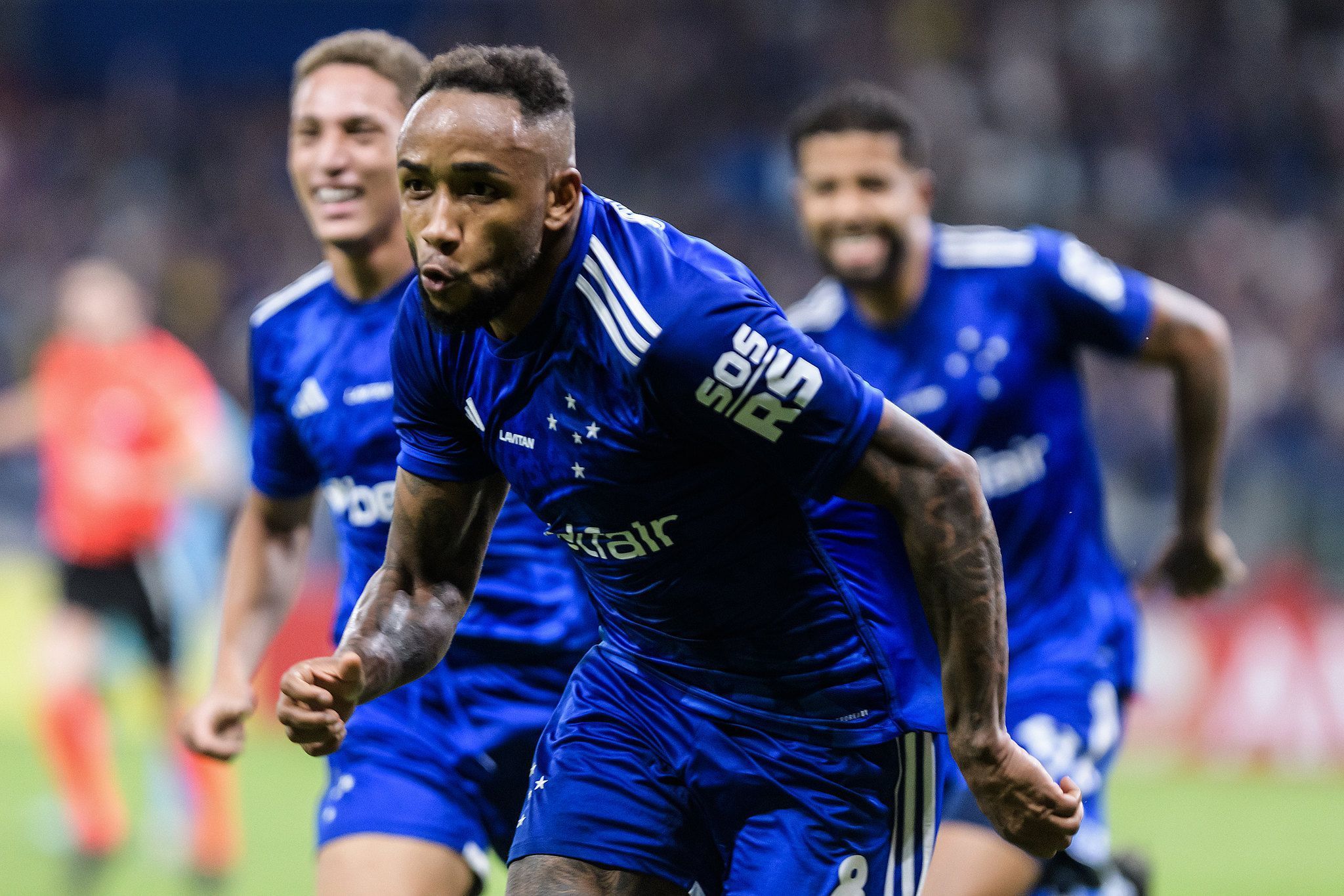 Atacante valoriza força do Cruzeiro no Mineirão e projeta jogo contra o Cuiabá
