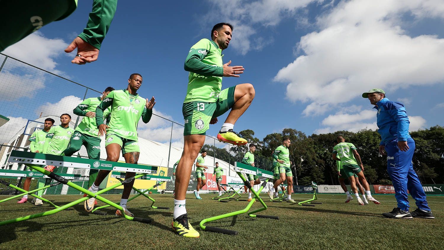 Elenco do Palmeiras se reapresenta em meio a mercado agitado no clube