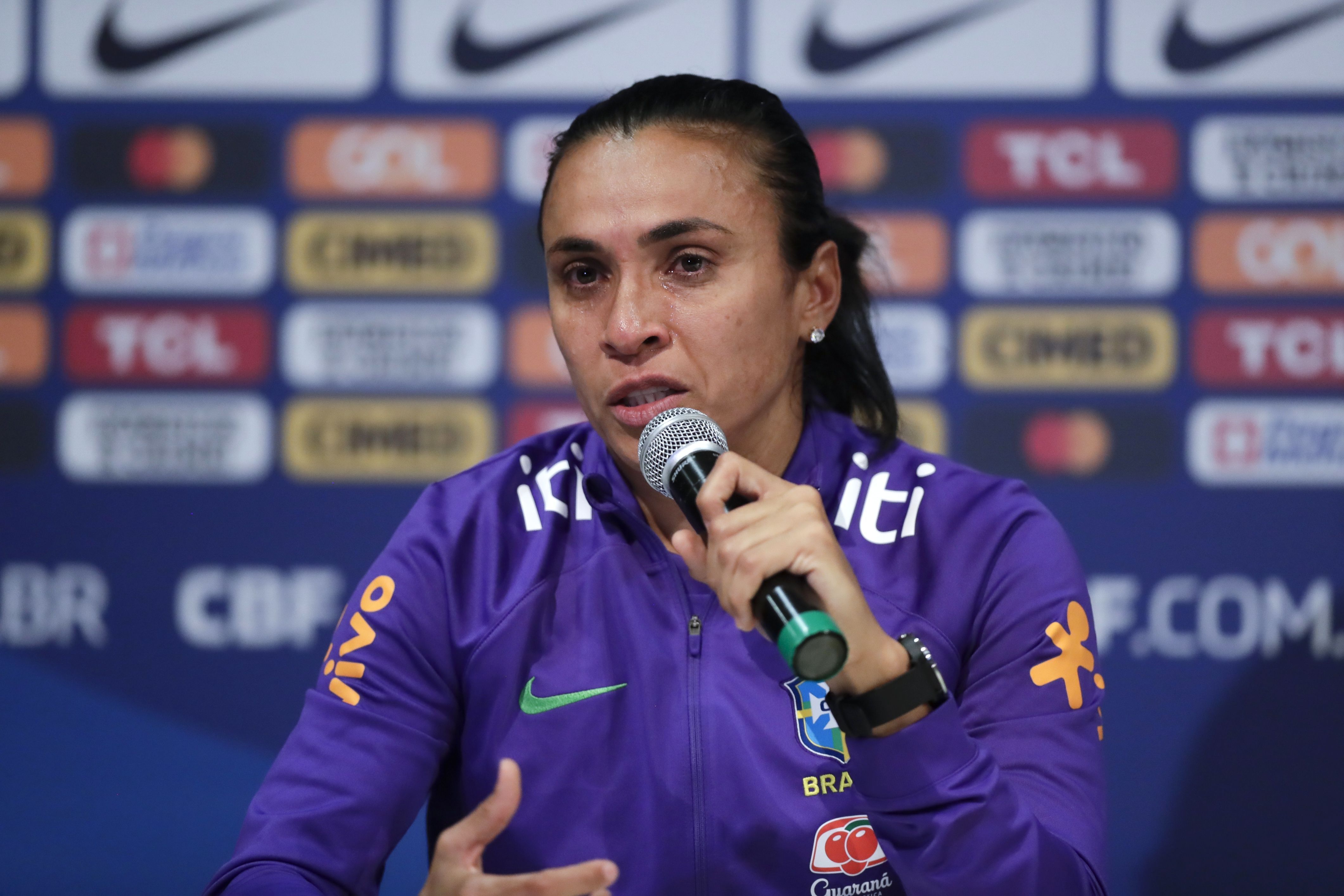 Marta se emociona com Copa do Mundo no Brasil e repensa aposentadoria