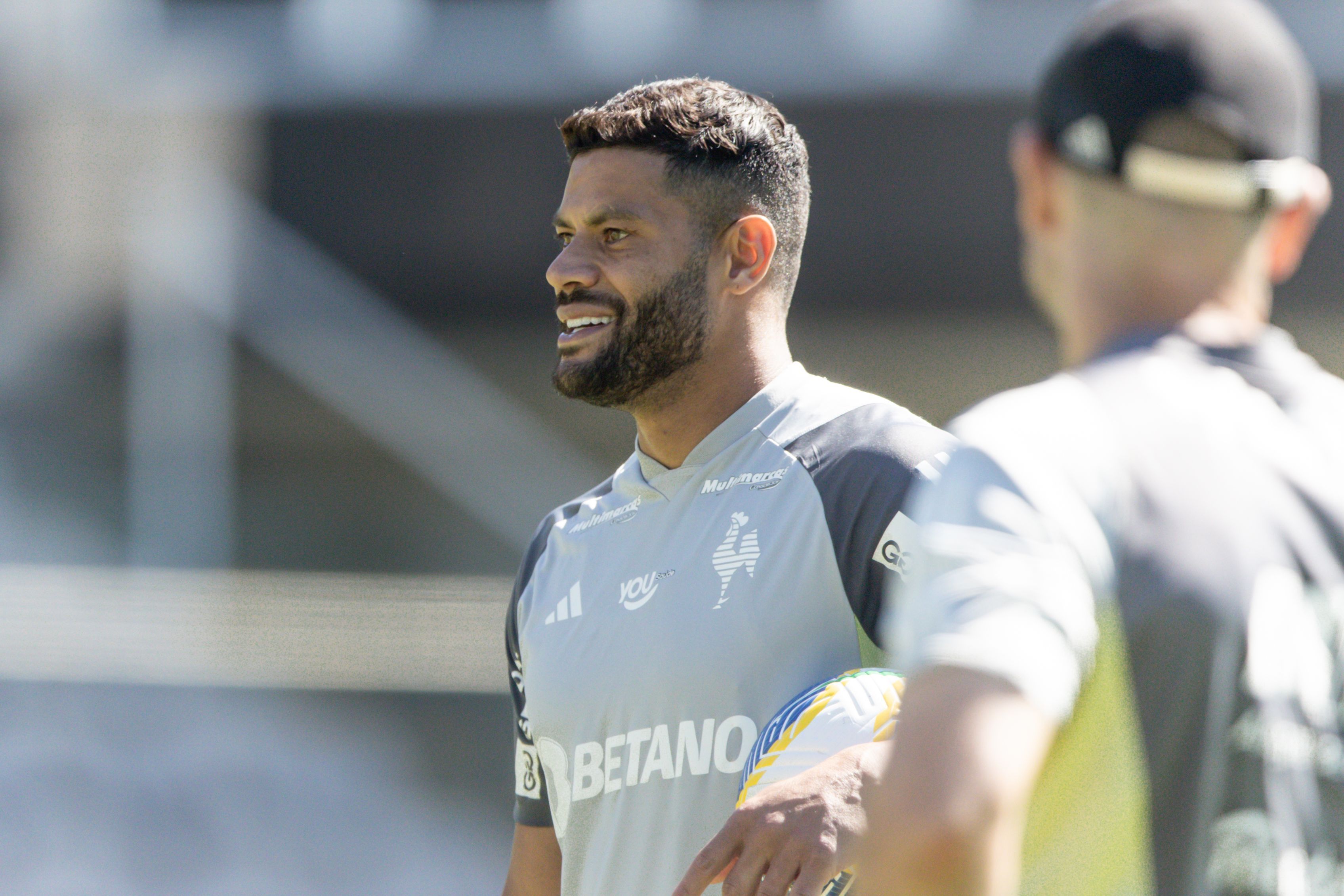 Hulk é liberado pelo DM, treina e vira opção no Atlético