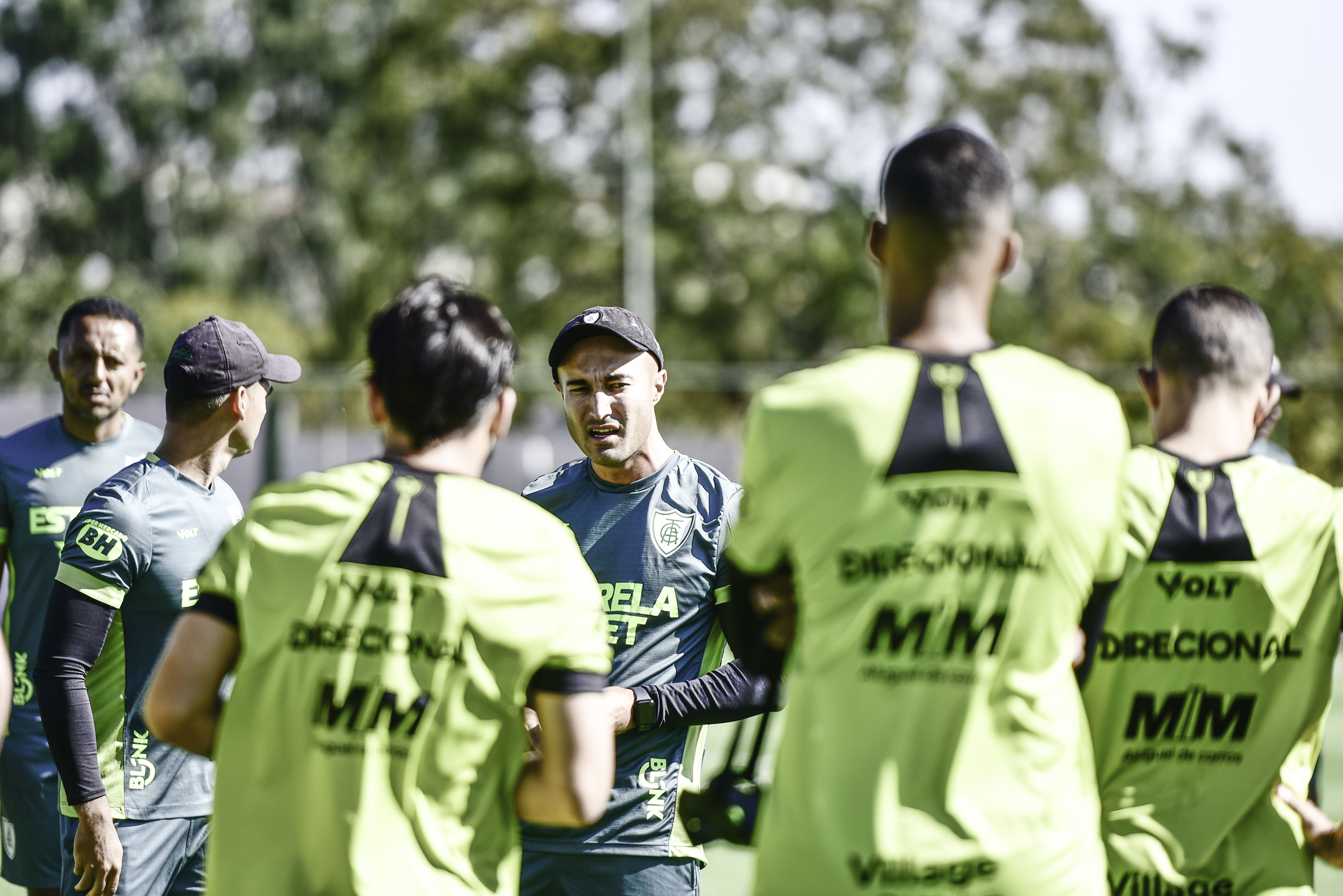 Com desfalques, Cauan de Almeida terá que mudar escalação do América mais uma vez