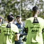 Com desfalques, Cauan de Almeida terá que mudar escalação do América mais uma vez