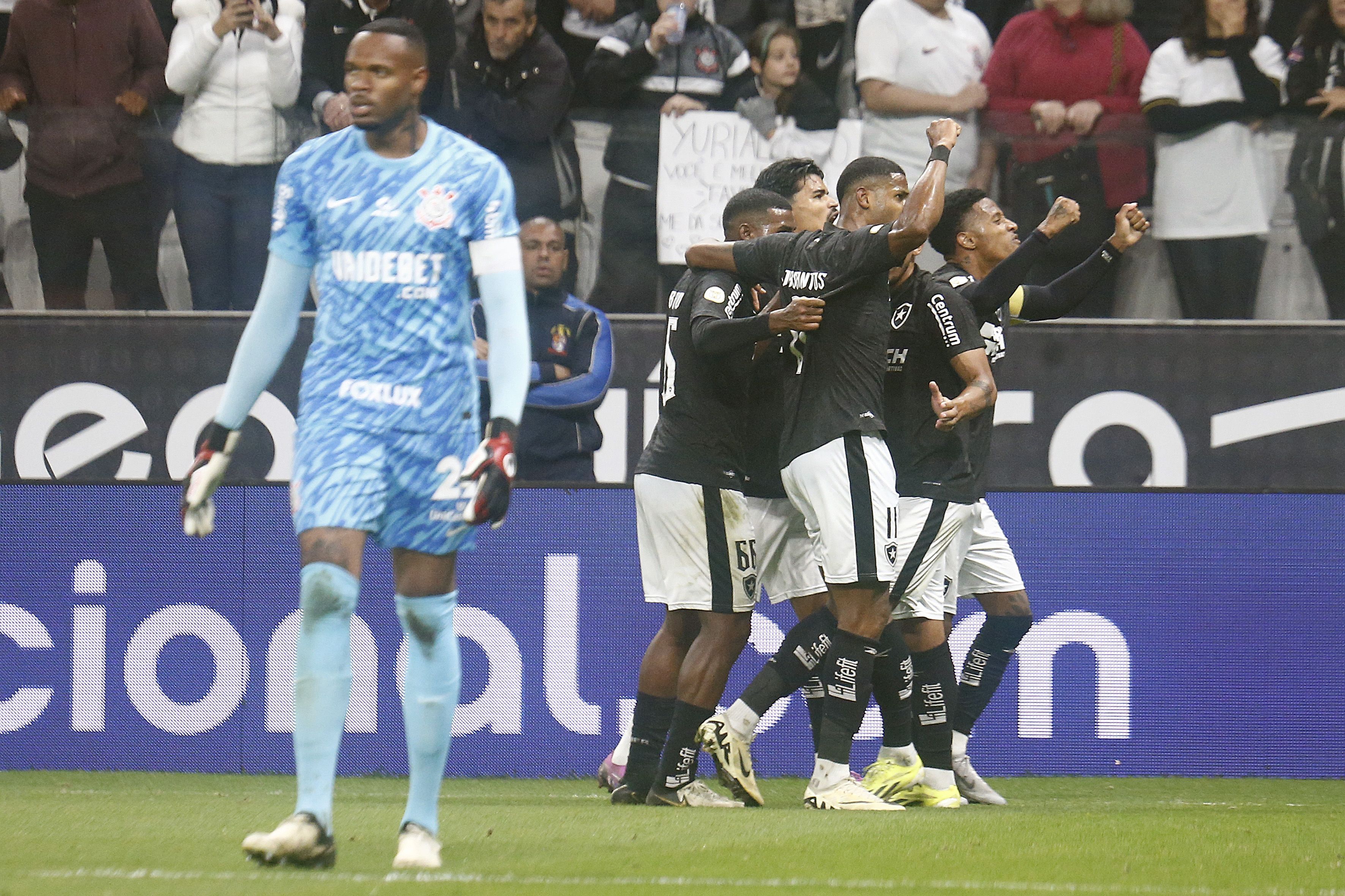 Botafogo vence pela primeira vez no estádio do Corinthians