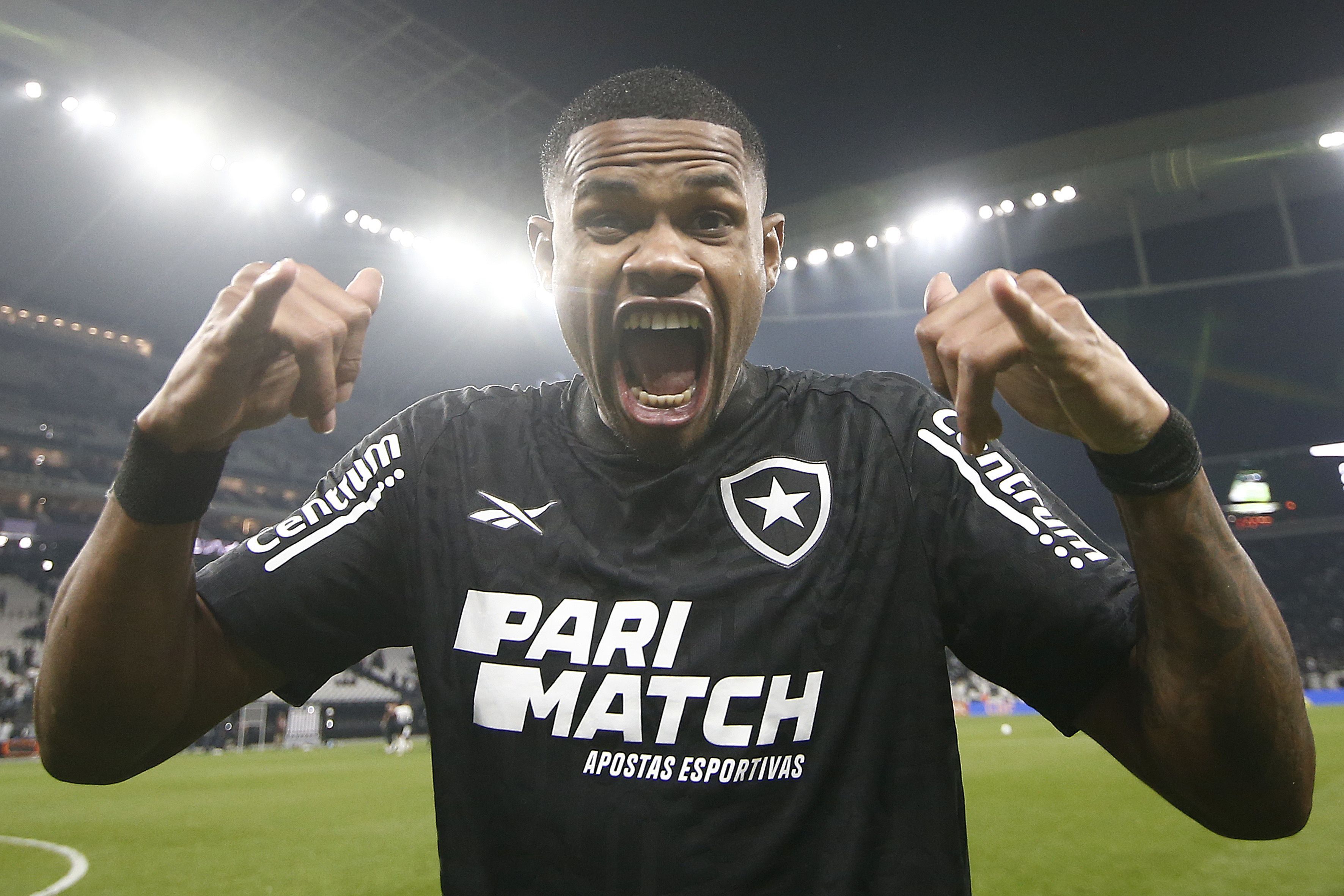 Botafogo abre negociação com Júnior Santos por renovação de contrato