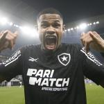 Botafogo abre negociação com Júnior Santos por renovação de contrato