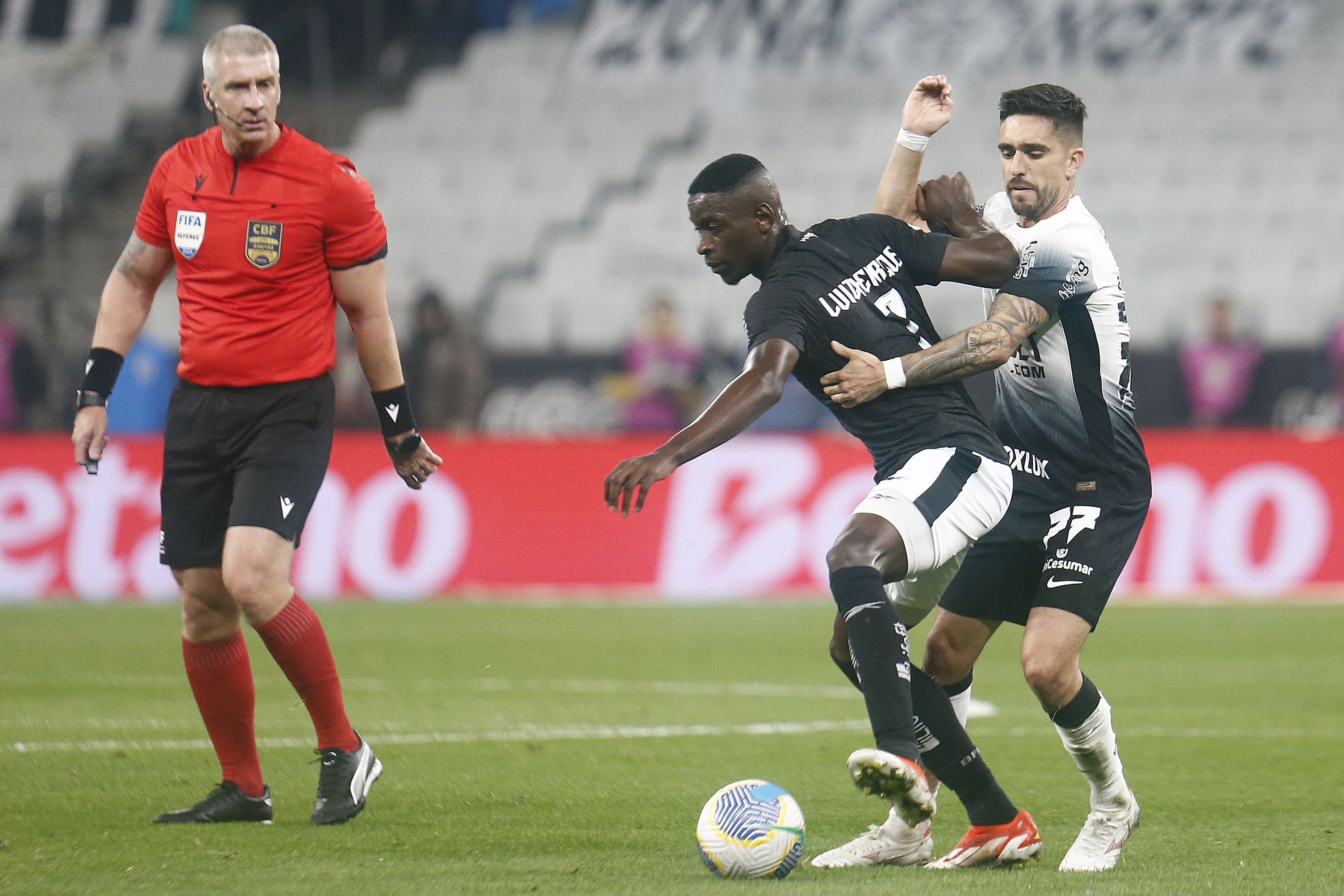 Em situações opostas no Brasileirão, Botafogo e Corinthians duelam no Rio