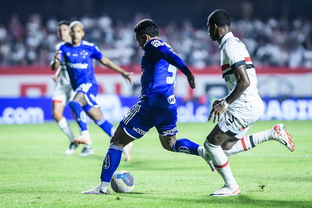 Jogador do São Paulo deveria ter sido expulso contra o Cruzeiro? Márcio Rezende analisa