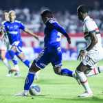 Jogador do São Paulo deveria ter sido expulso contra o Cruzeiro? Márcio Rezende analisa