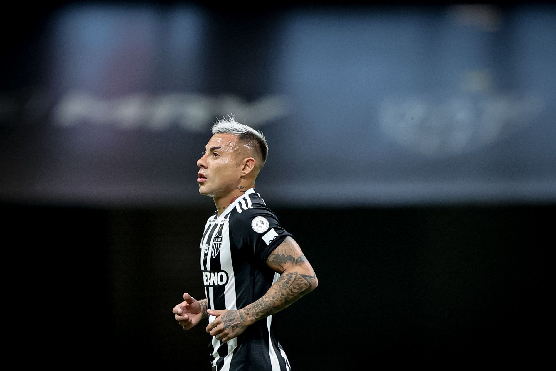 Vargas treina e pode ser novidade do Atlético para jogo contra o Flamengo