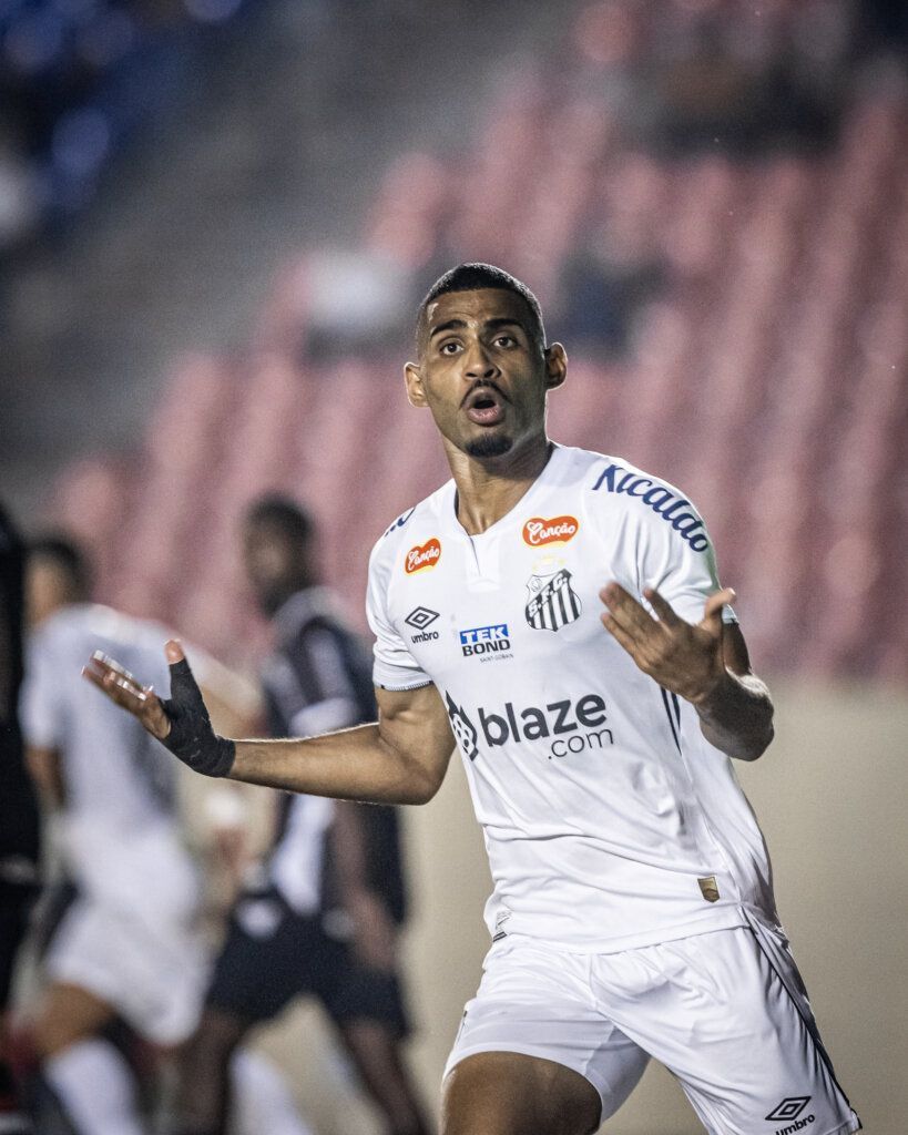 Joaquim espera Santos melhor como visitante e cobra solidez defensiva