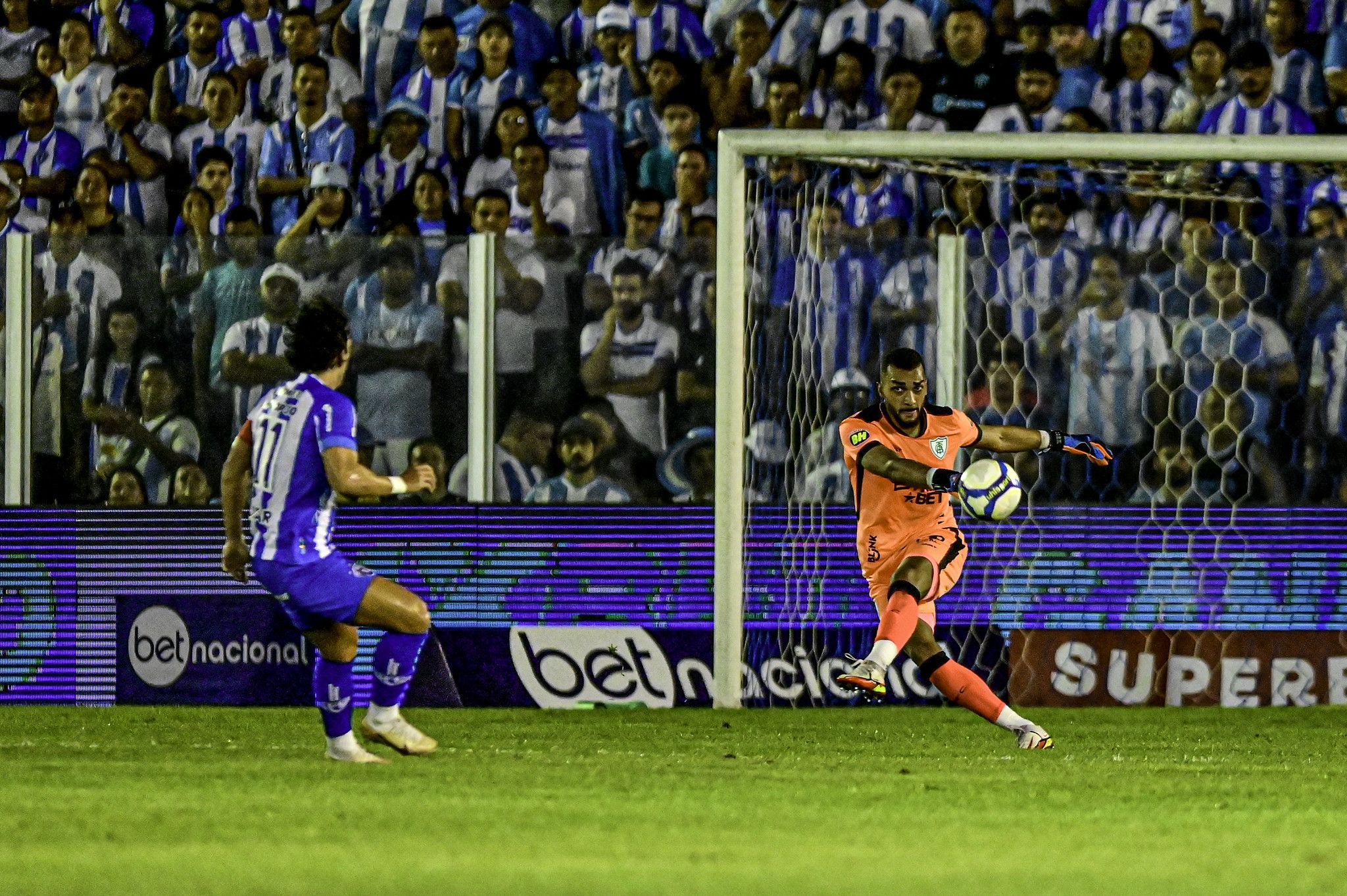 Dalberson celebra pênalti defendido, mas pede desculpas por falha em derrota do América