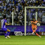 Dalberson celebra pênalti defendido, mas pede desculpas por falha em derrota do América
