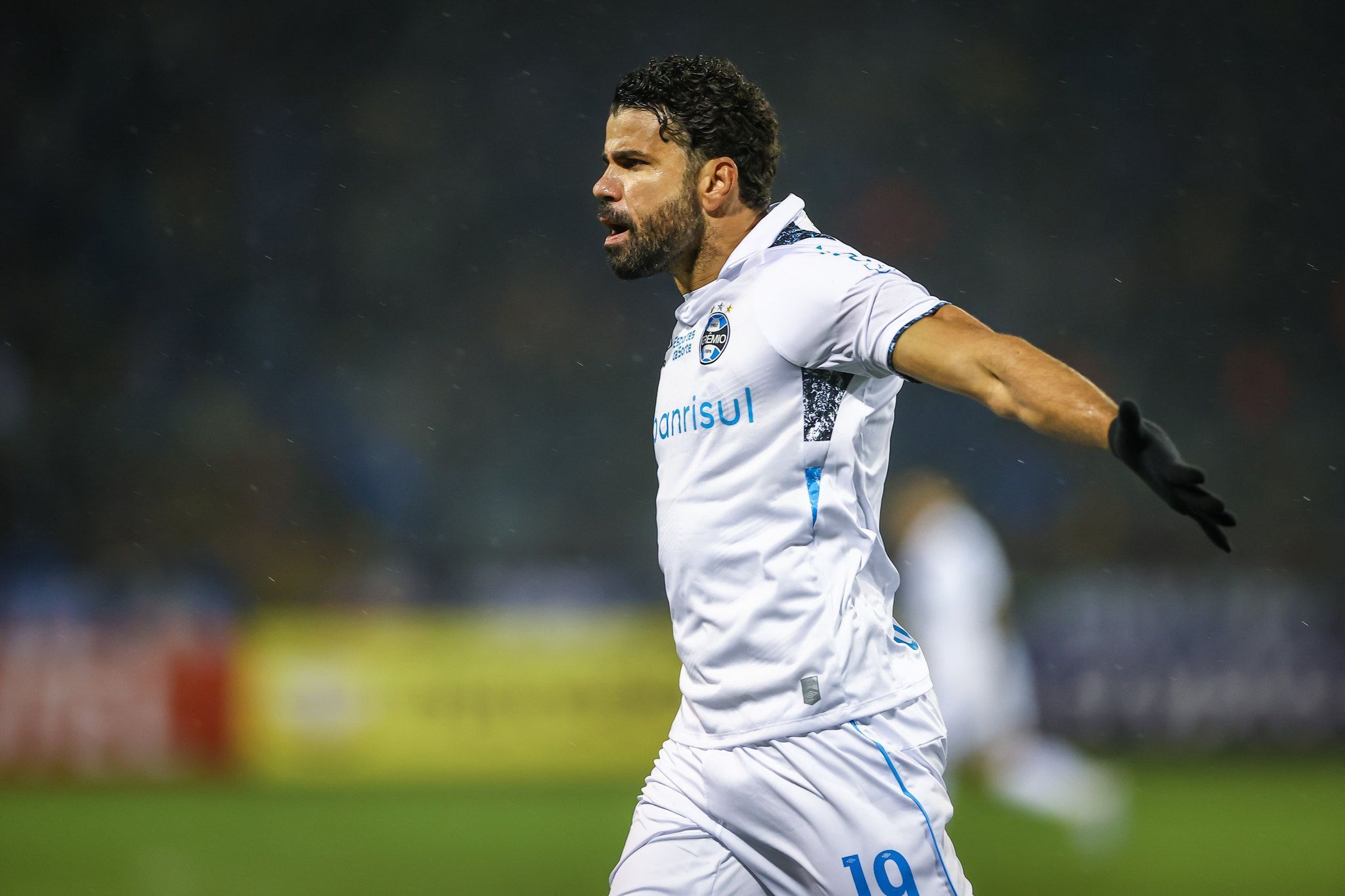 Grêmio confirma grave lesão do atacante Diego Costa; veja detalhes