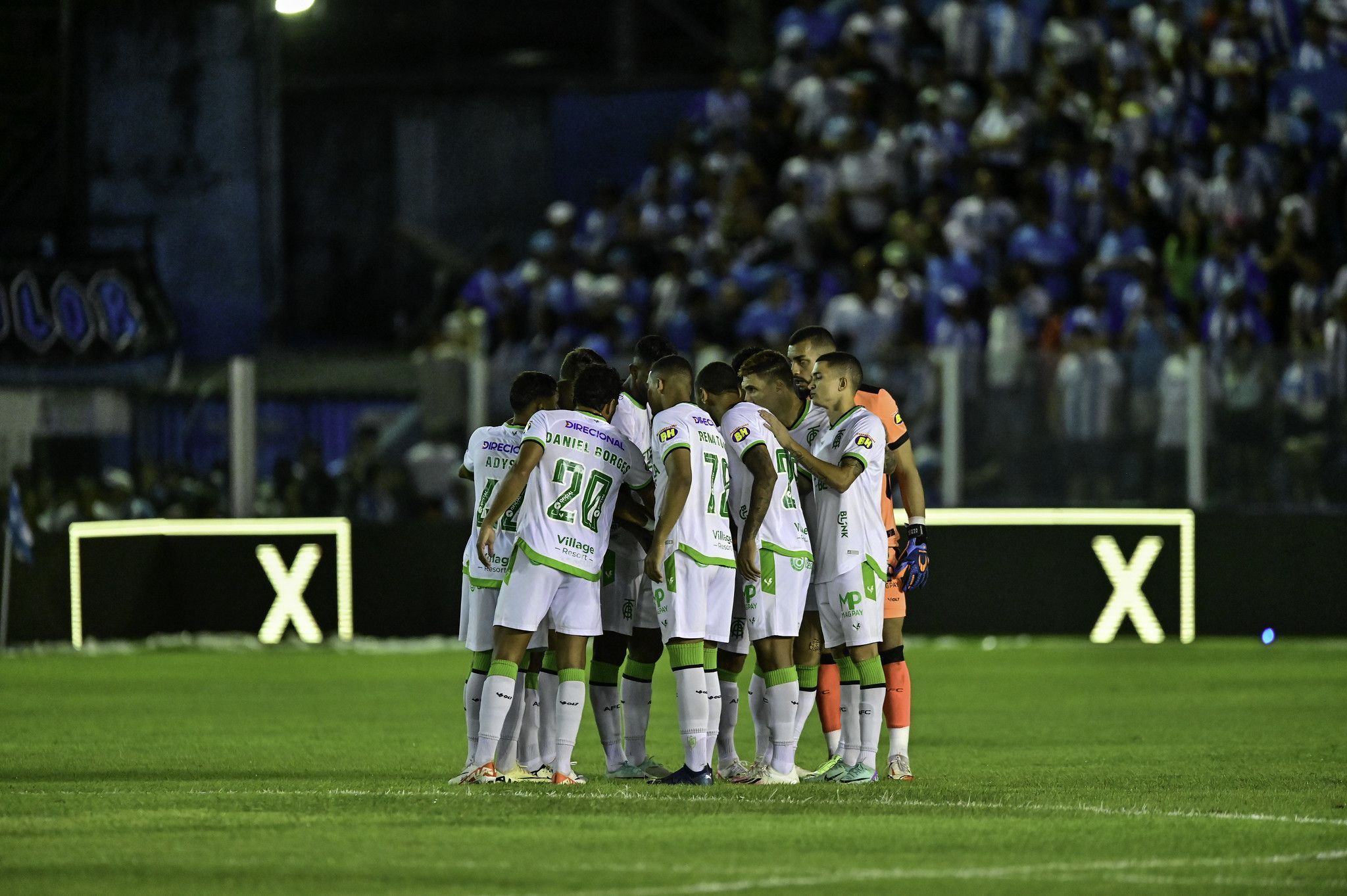 Ricardo Silva explica substituição e reconhece América ‘muito abaixo’ em derrota na Série B
