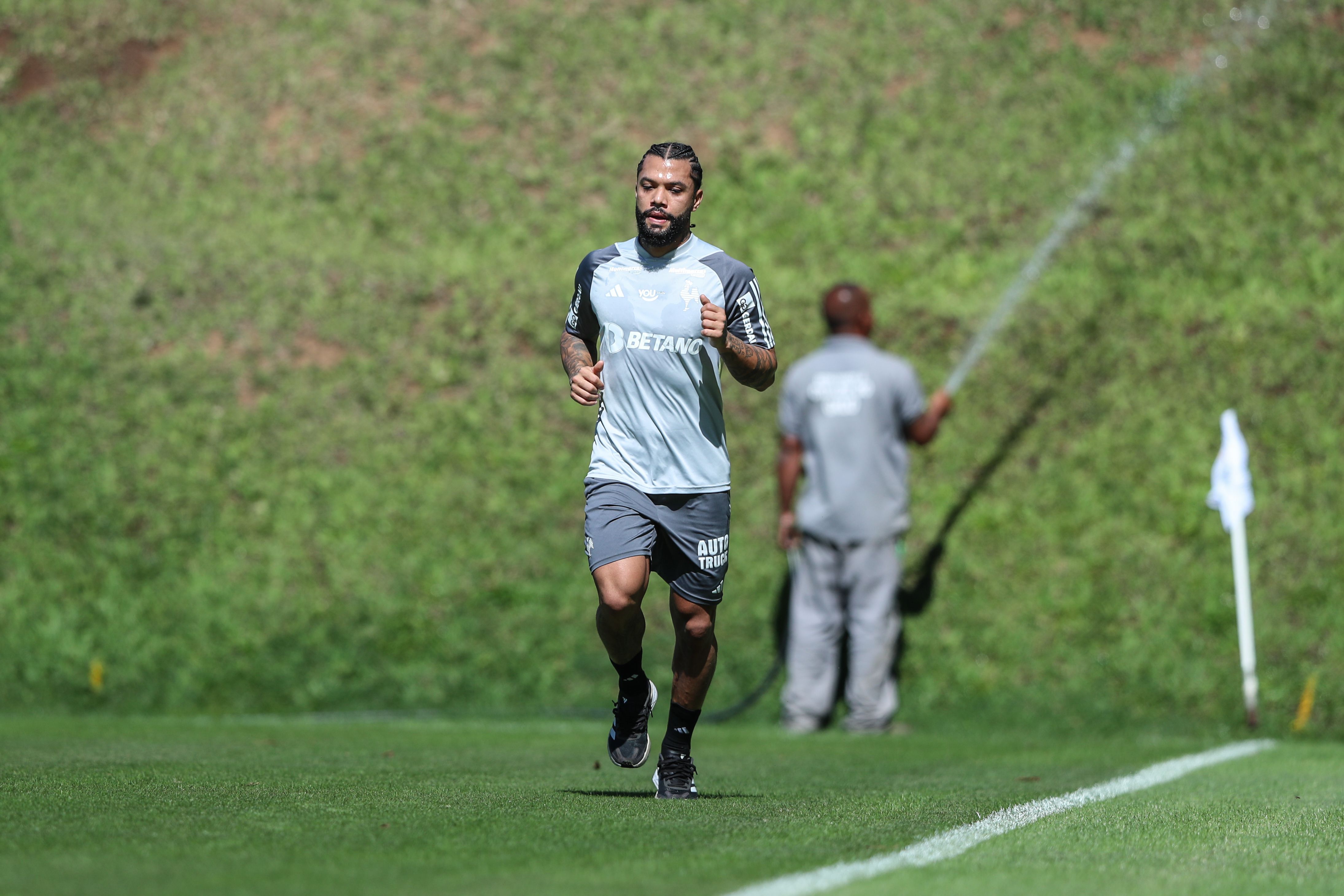 Otávio vai a campo, e Atlético treina com reforços do Sub-20