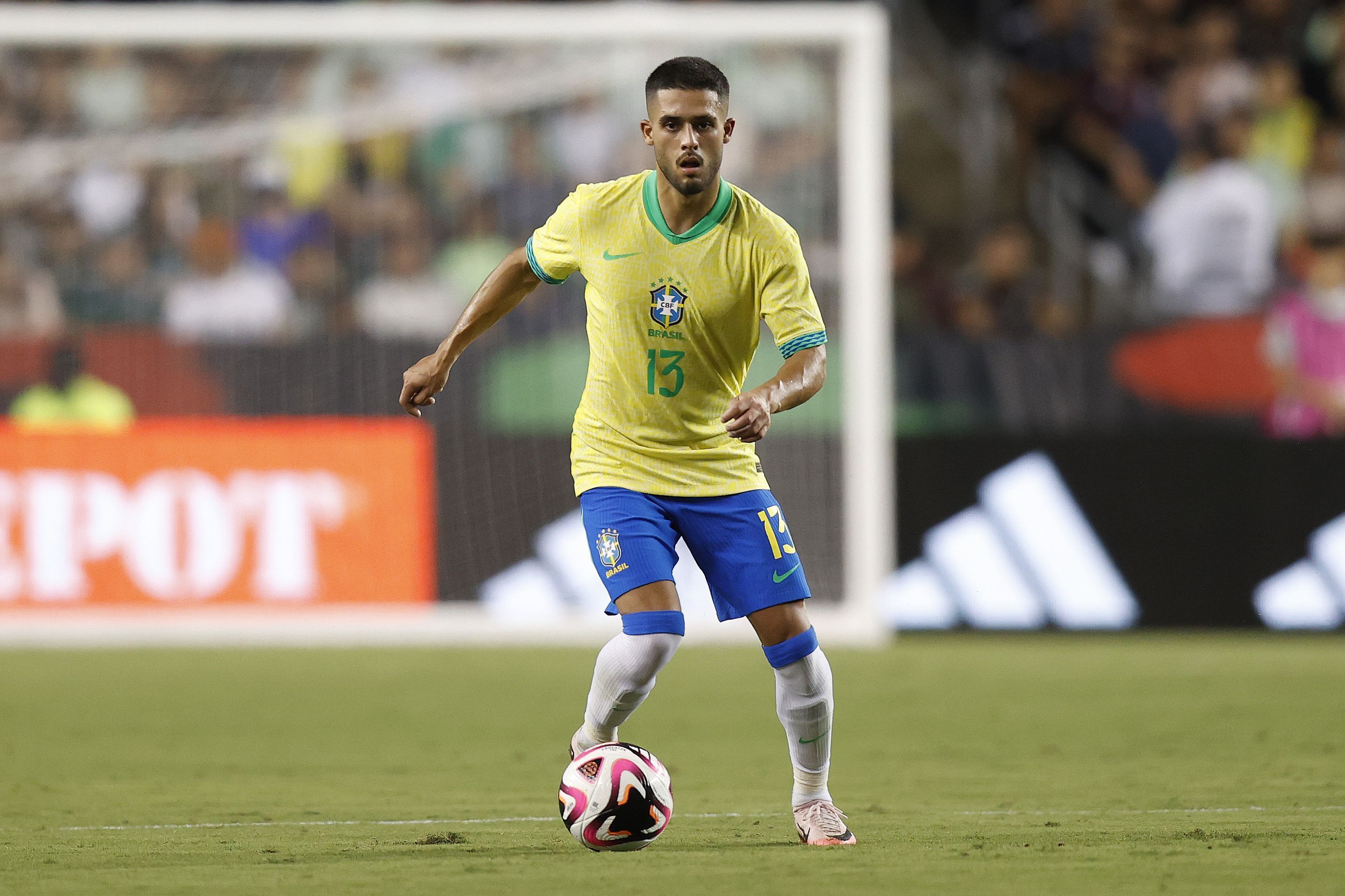 Lateral diz que CBF pediu para ele não usar cabelo rosa na Seleção Brasileira
