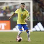 Lateral diz que CBF pediu para ele não usar cabelo rosa na Seleção Brasileira