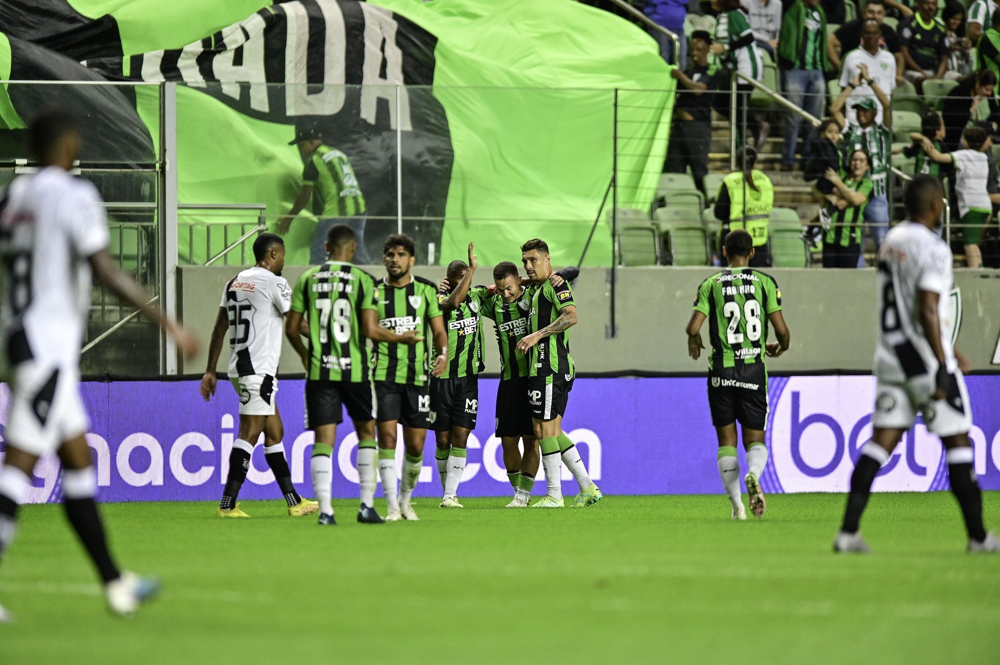 América domina, vence a Ponte Preta e assume a liderança da Série B