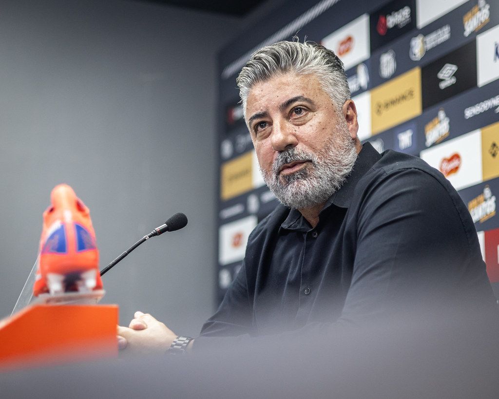 Jogador do Santos é multado por reclamar de viagem de ônibus na Série B