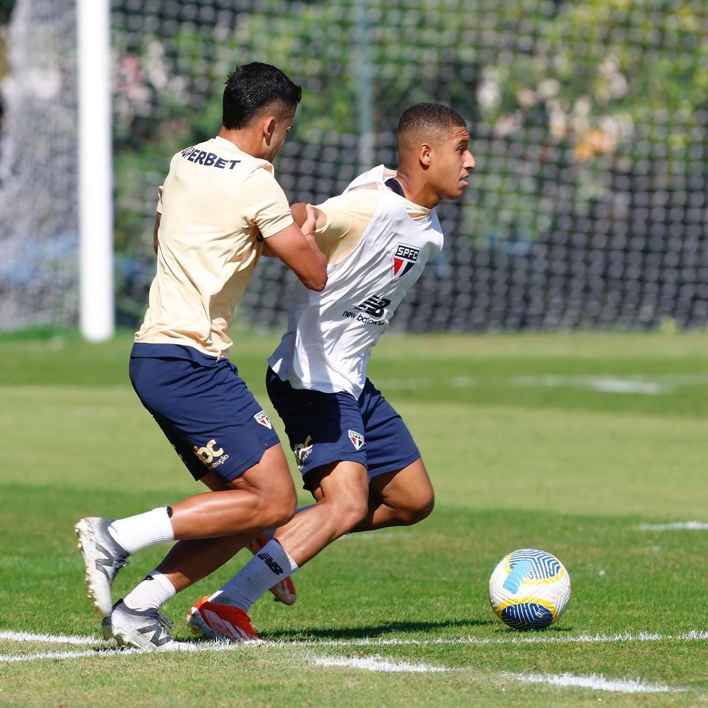 Zubeldía convoca 22 jogadores da base do São Paulo para testar time contra Inter