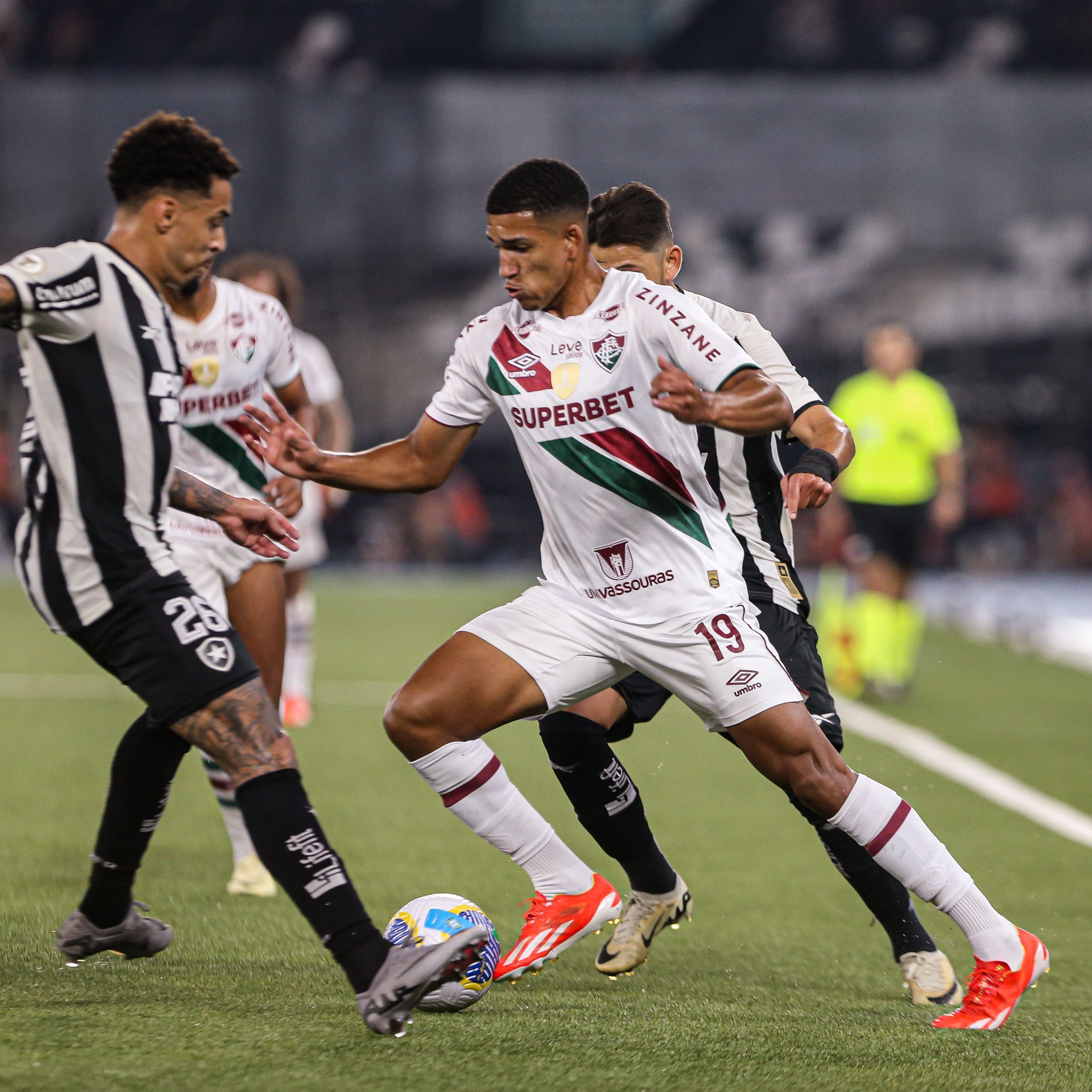 De olho na Libertadores, Fluminense e Botafogo fazem clássico pelo Brasileirão
