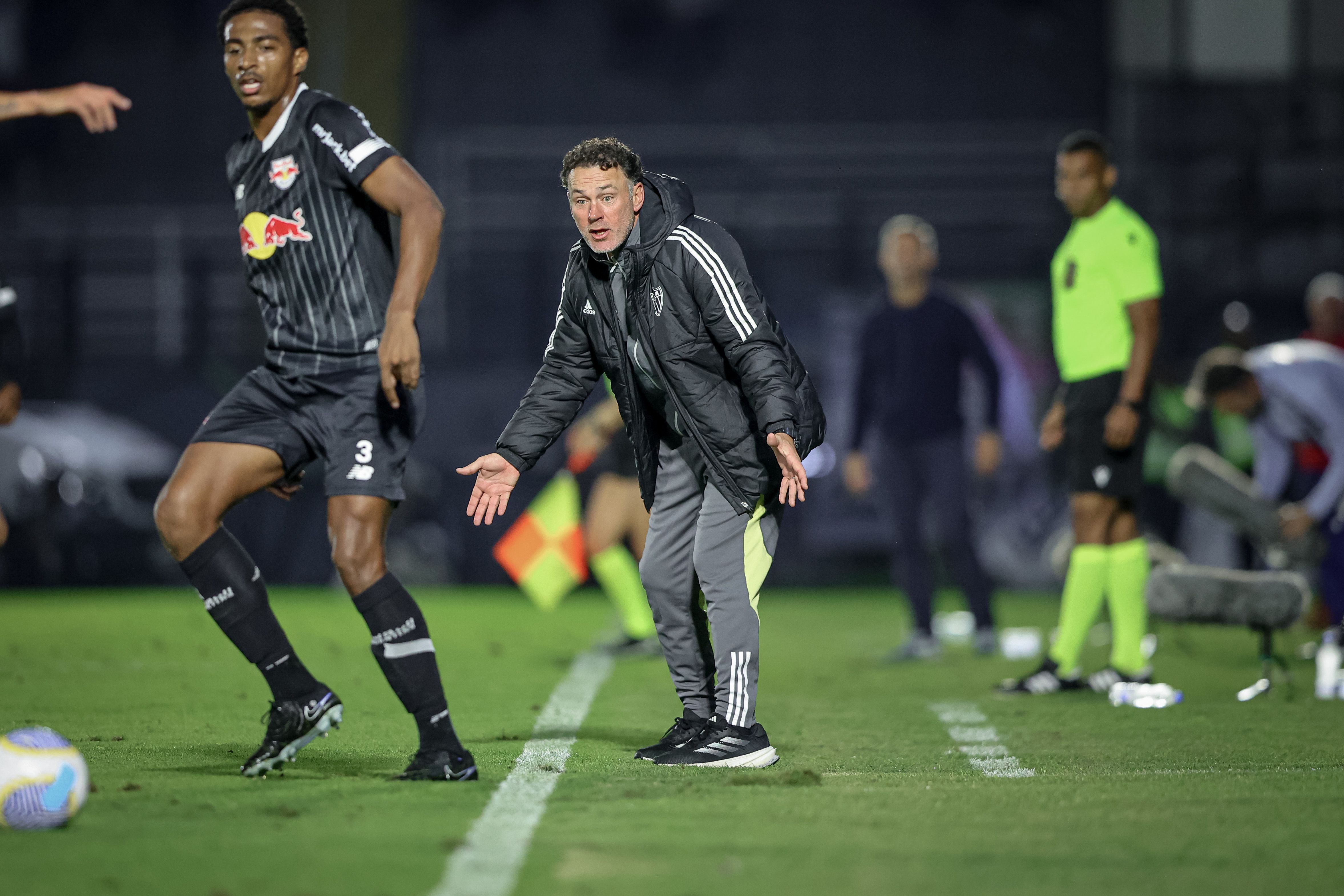 De olho no Flu, Atlético encara Bragantino com time alternativo pelo Brasileiro
