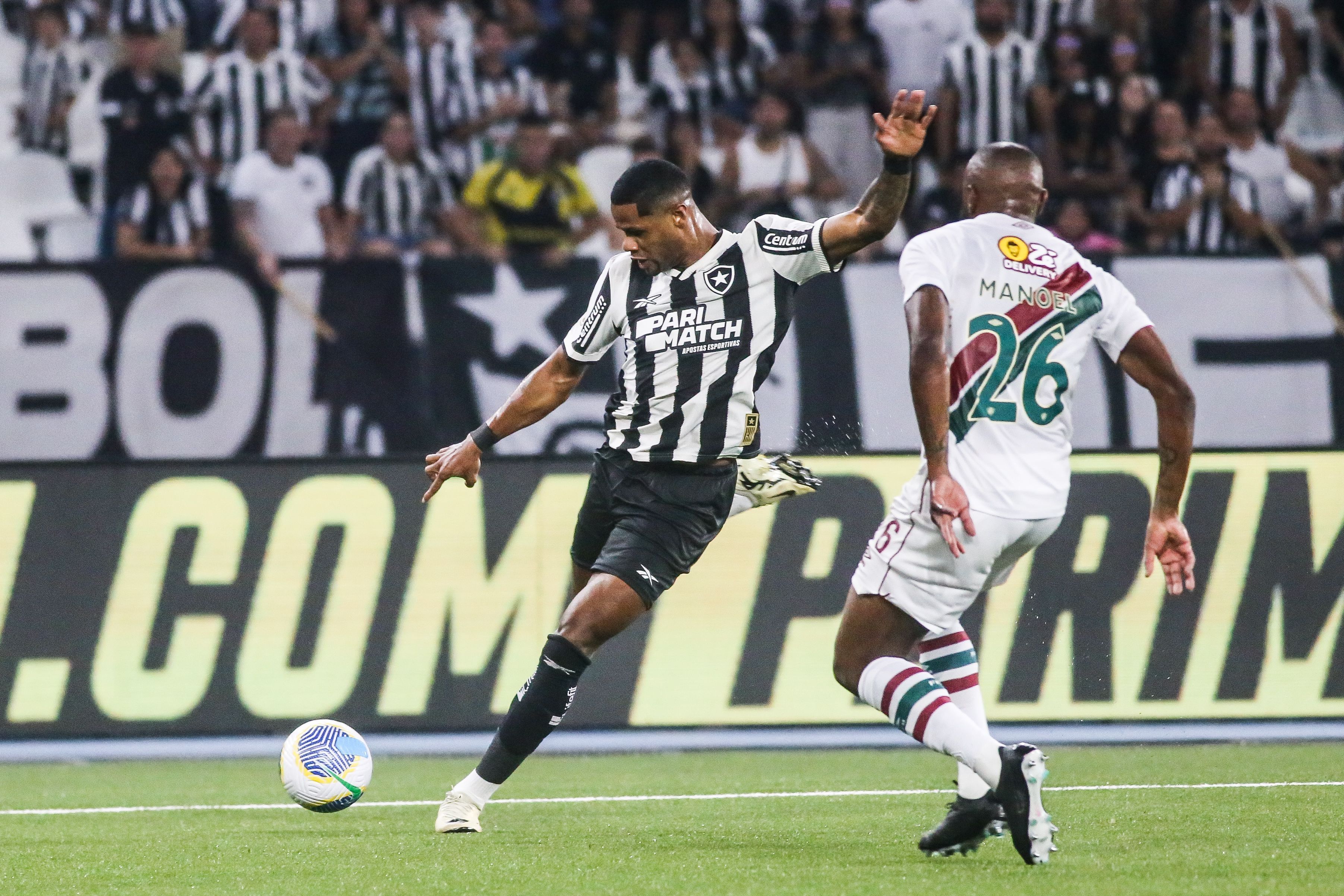 Botafogo vence, assume liderança e mantém Fluminense perto do Z4