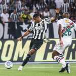 Botafogo vence, assume liderança e mantém Fluminense perto do Z4
