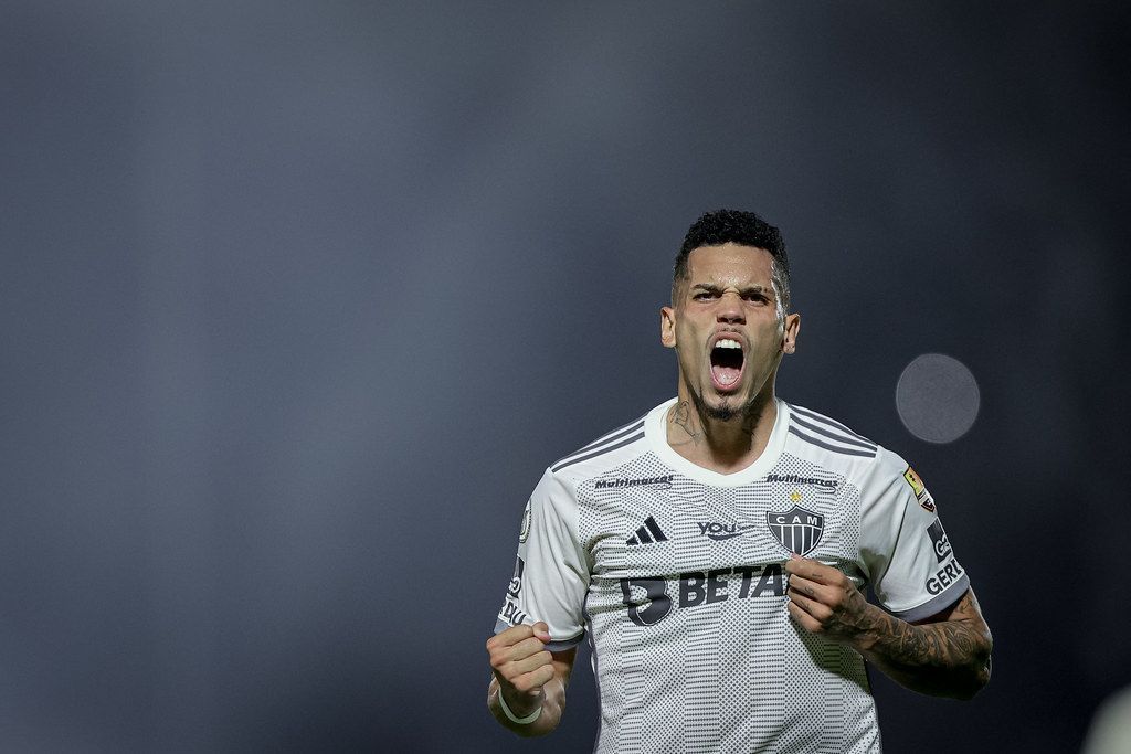 Paulinho faz gol na virada sobre o Bragantino e sobe em ranking do Atlético