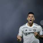 Paulinho faz gol na virada sobre o Bragantino e sobe em ranking do Atlético