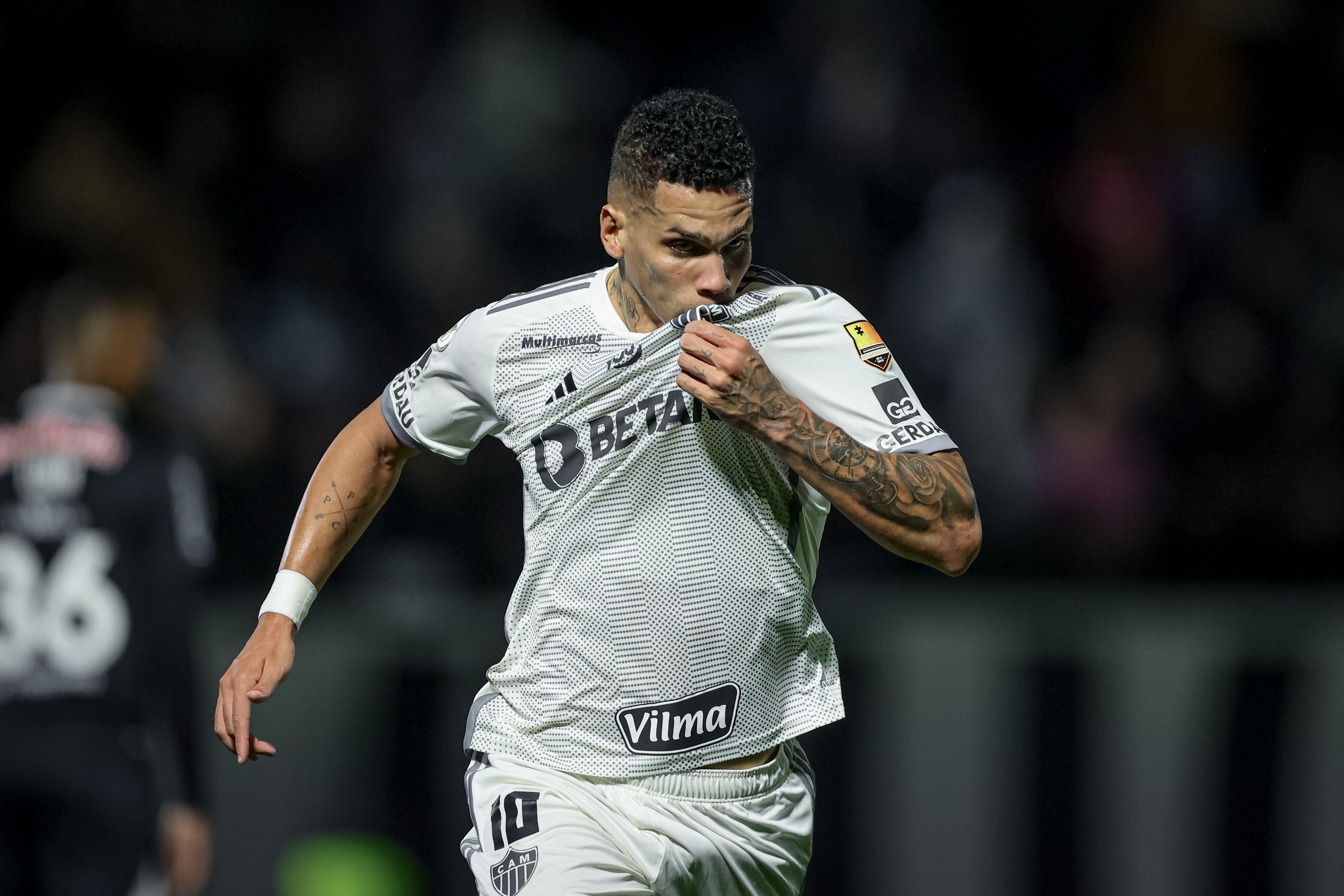 Alvo do Palmeiras, Paulinho foi artilheiro do Atlético nos dois últimos anos