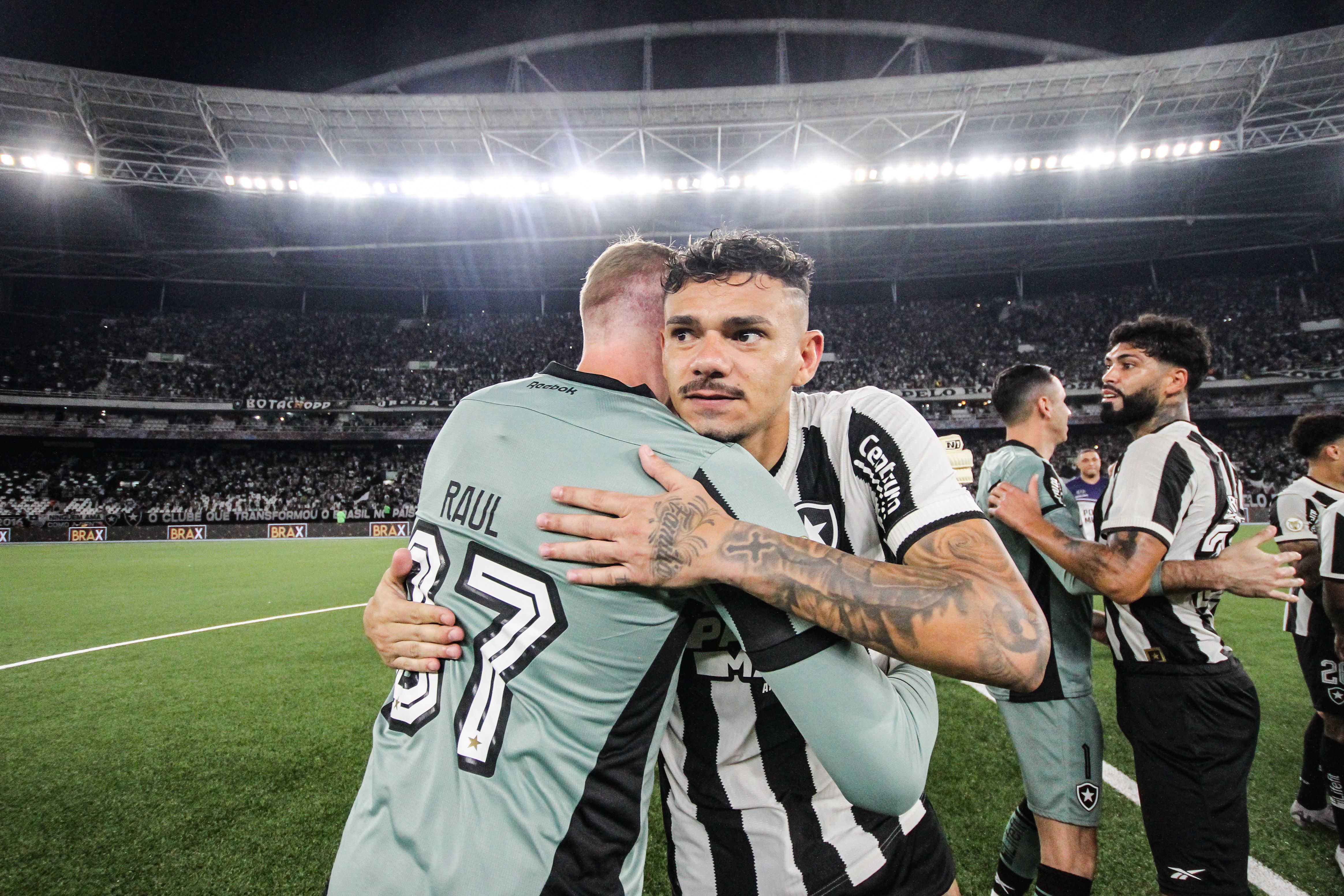 Botafogo encaminha renovação de Tiquinho Soares; saiba mais