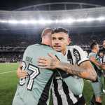 Botafogo anuncia renovação de contrato de Tiquinho Soares