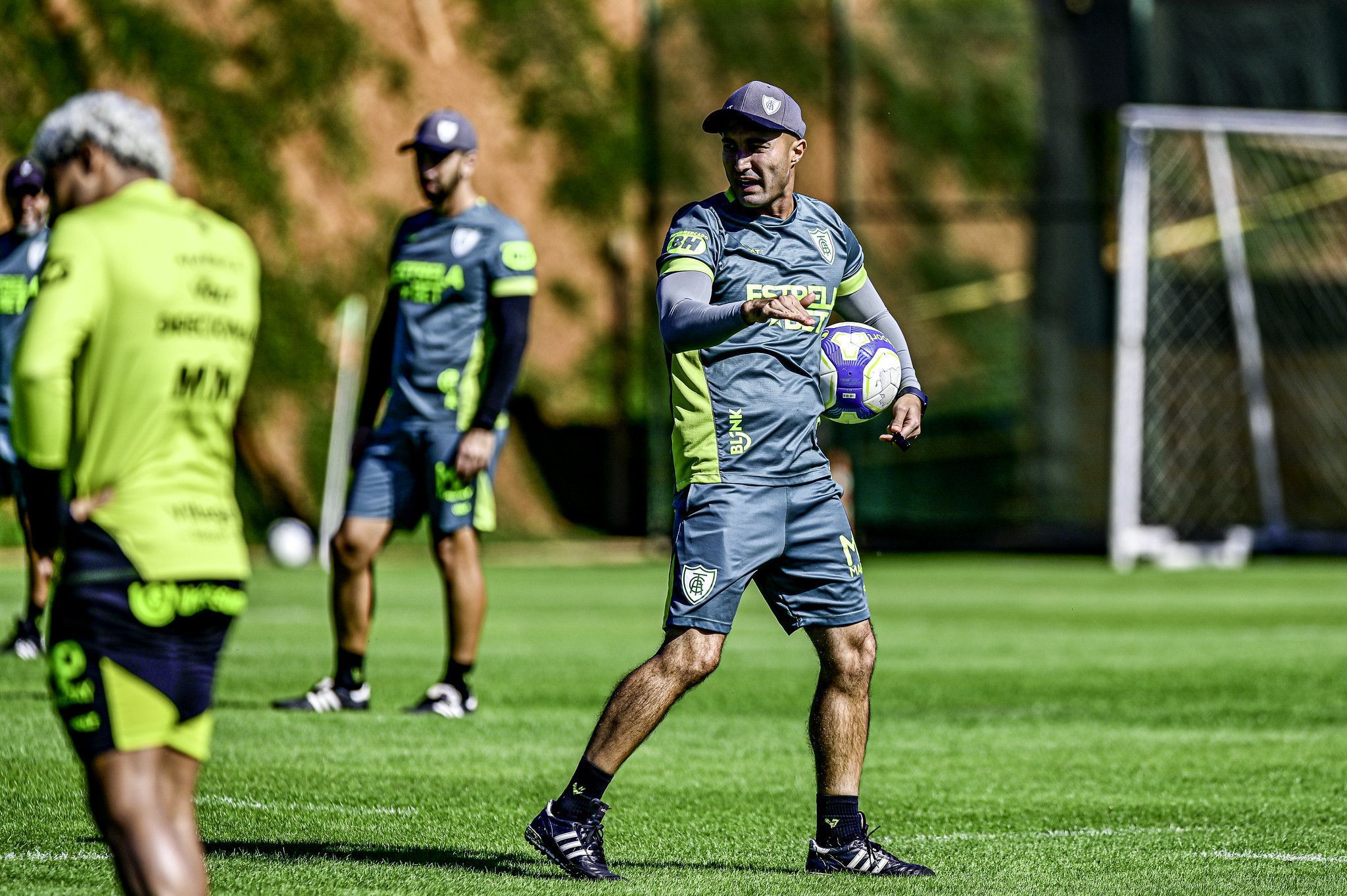 Técnico do América avalia adaptação em BH e revela inspiração: ‘Ele mudou o jogo’