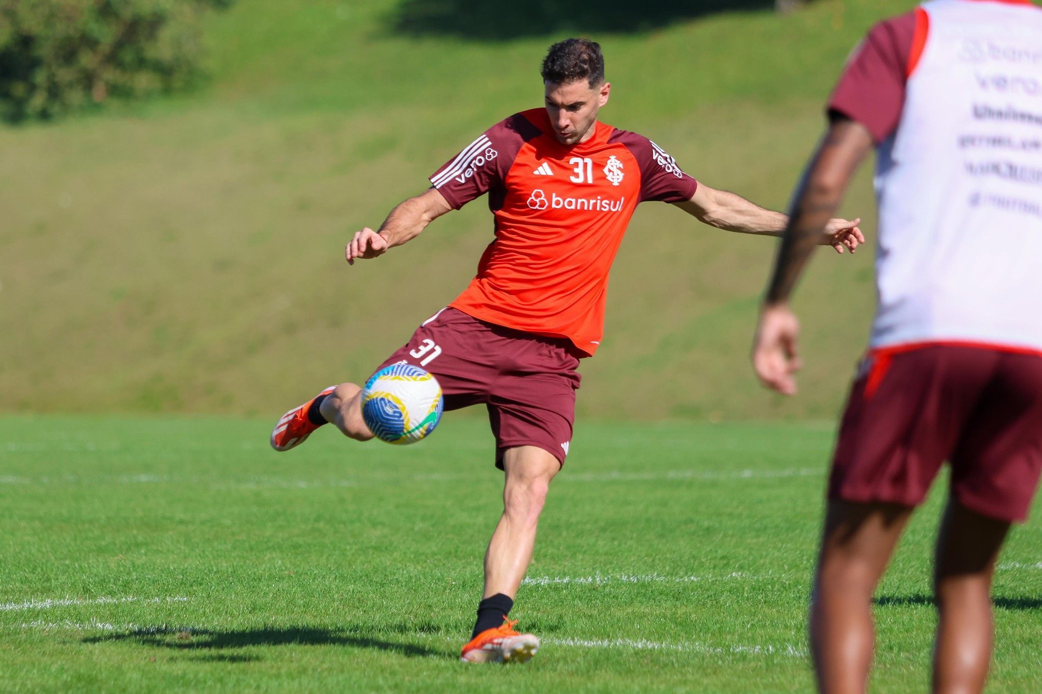 Alario treina e deve reforçar o Inter contra o Vitória pelo Brasileirão